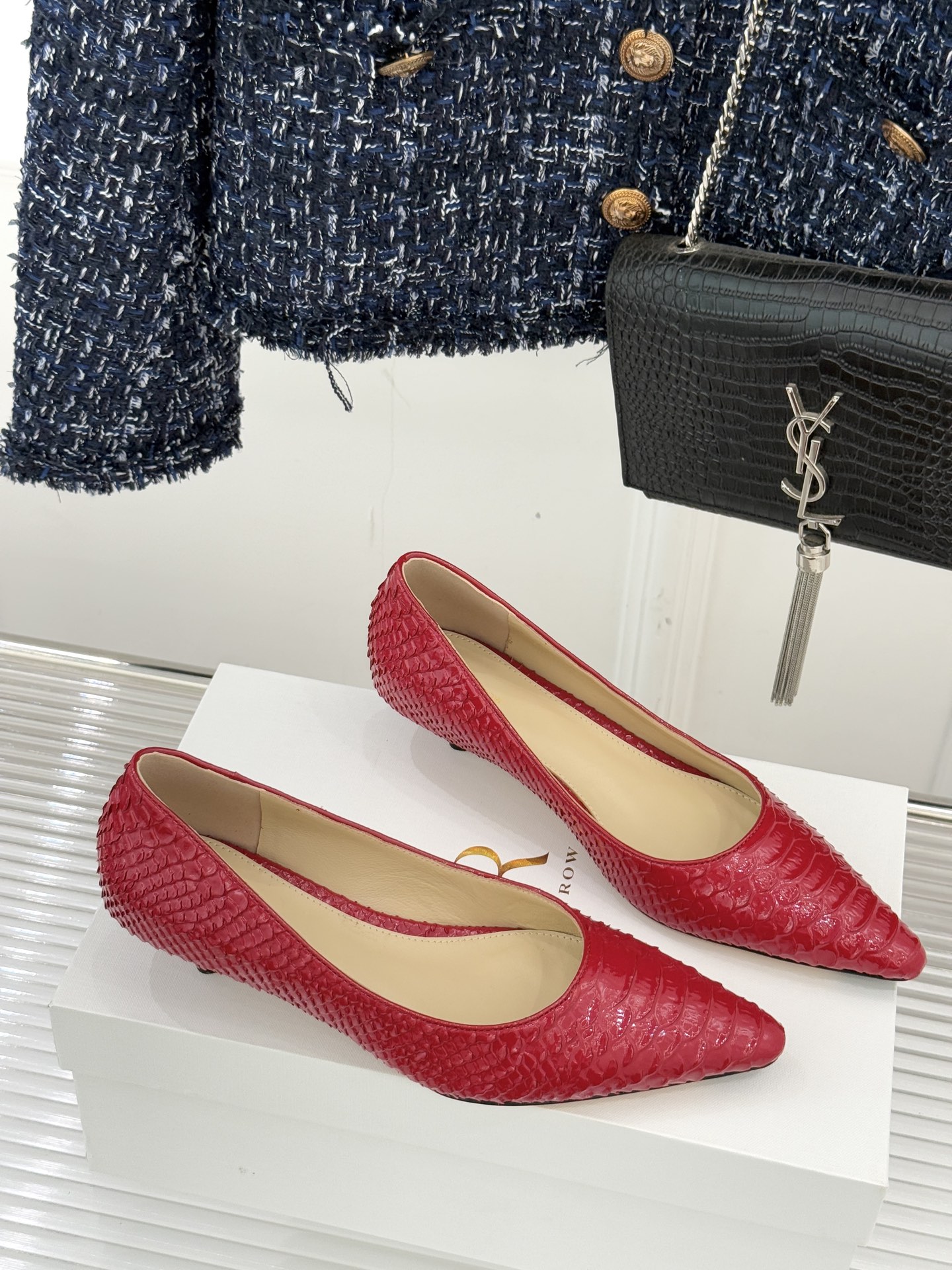 The Row25WF新品蛇皮纹猫跟高跟鞋单鞋这款鞋以细腻纹路勾勒野性优雅低奢猫跟平衡气场与舒适单鞋设计