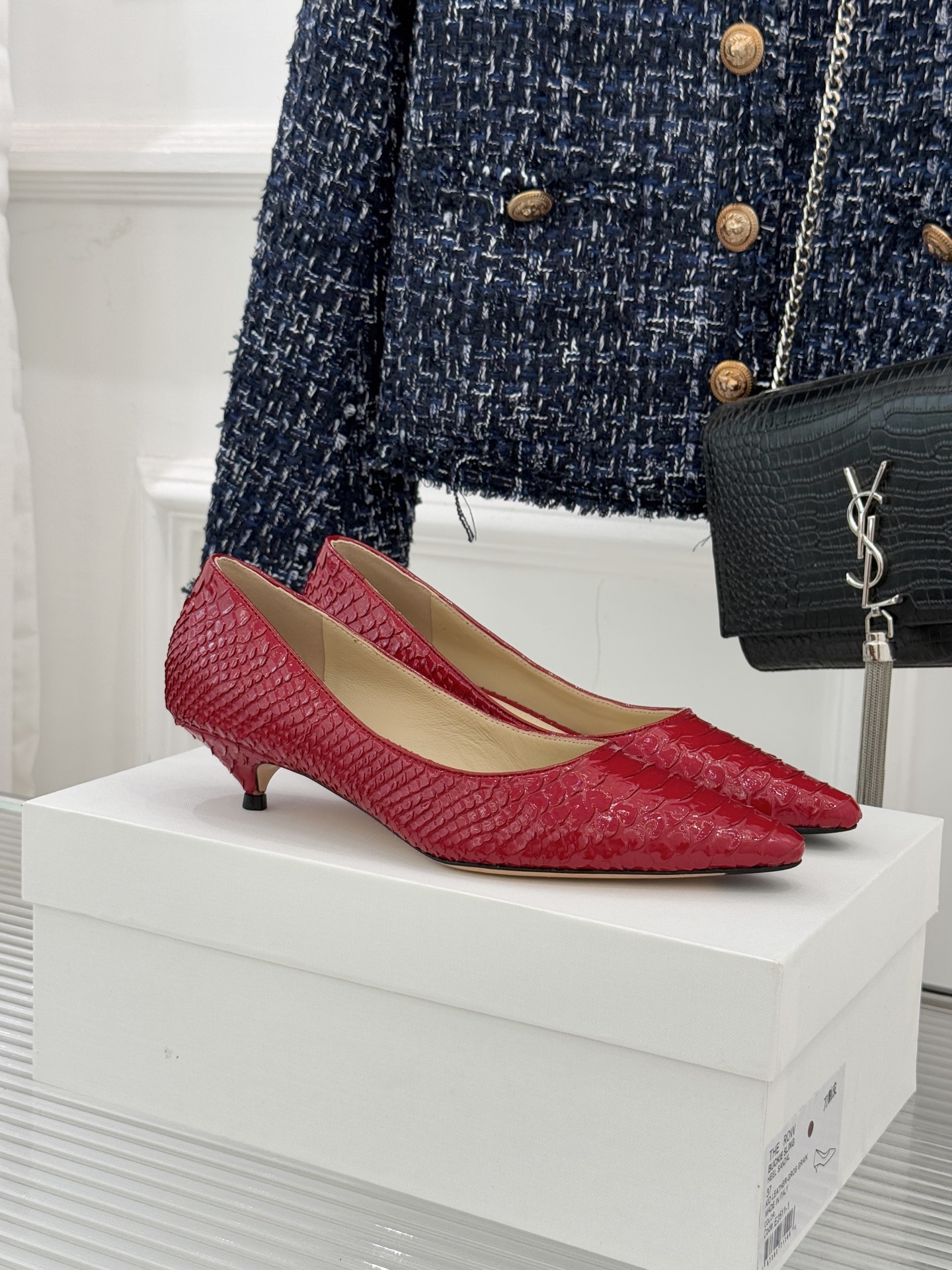 The Row25WF新品蛇皮纹猫跟高跟鞋单鞋这款鞋以细腻纹路勾勒野性优雅低奢猫跟平衡气场与舒适单鞋设计