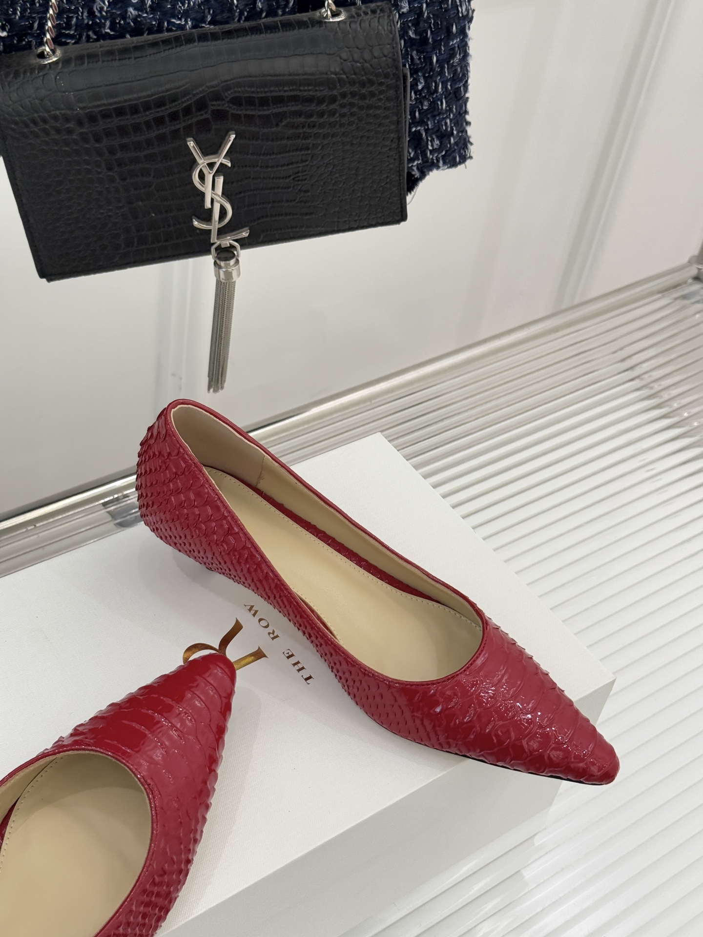 The Row25WF新品蛇皮纹猫跟高跟鞋单鞋这款鞋以细腻纹路勾勒野性优雅低奢猫跟平衡气场与舒适单鞋设计