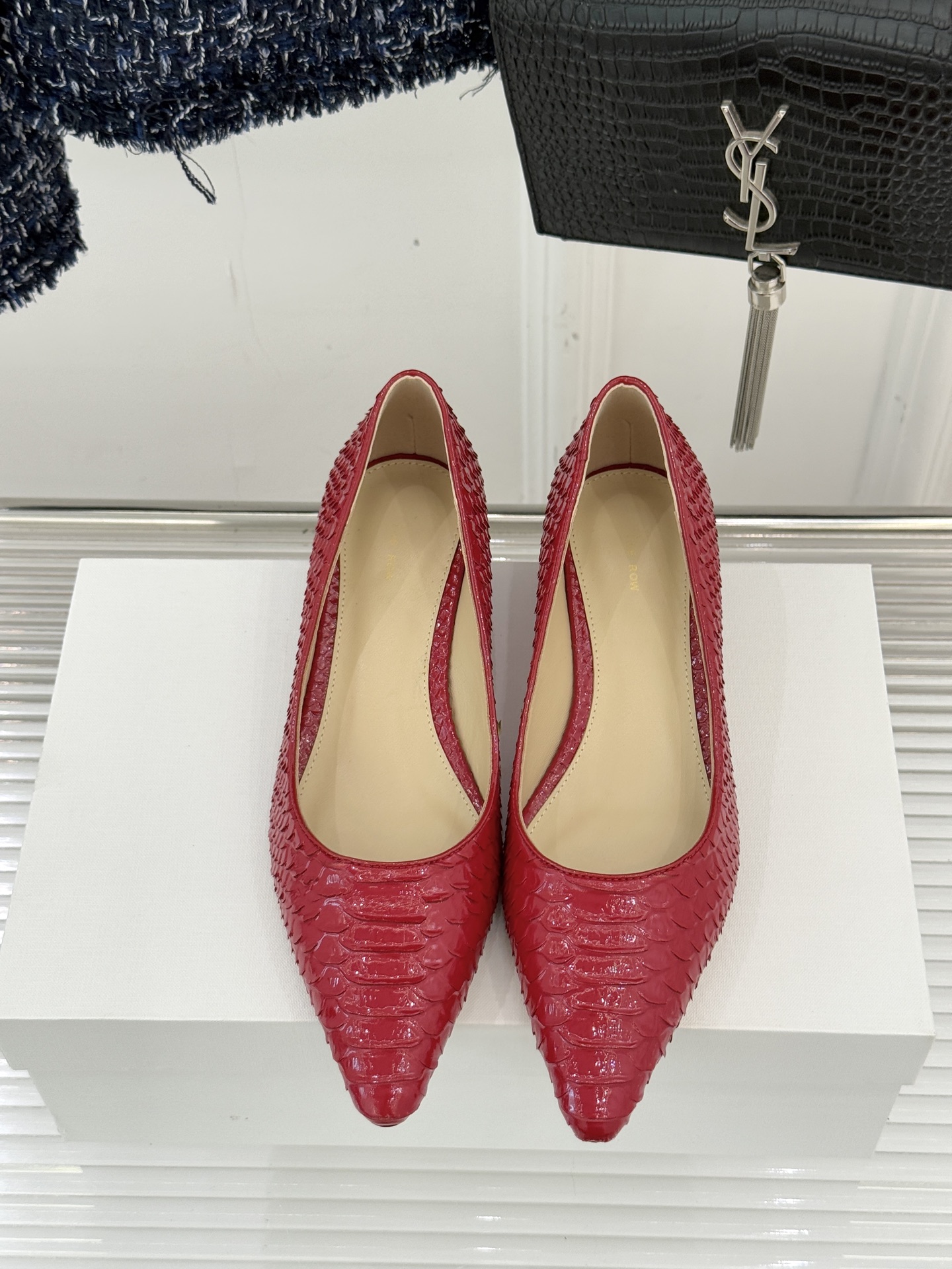 The Row25WF新品蛇皮纹猫跟高跟鞋单鞋这款鞋以细腻纹路勾勒野性优雅低奢猫跟平衡气场与舒适单鞋设计