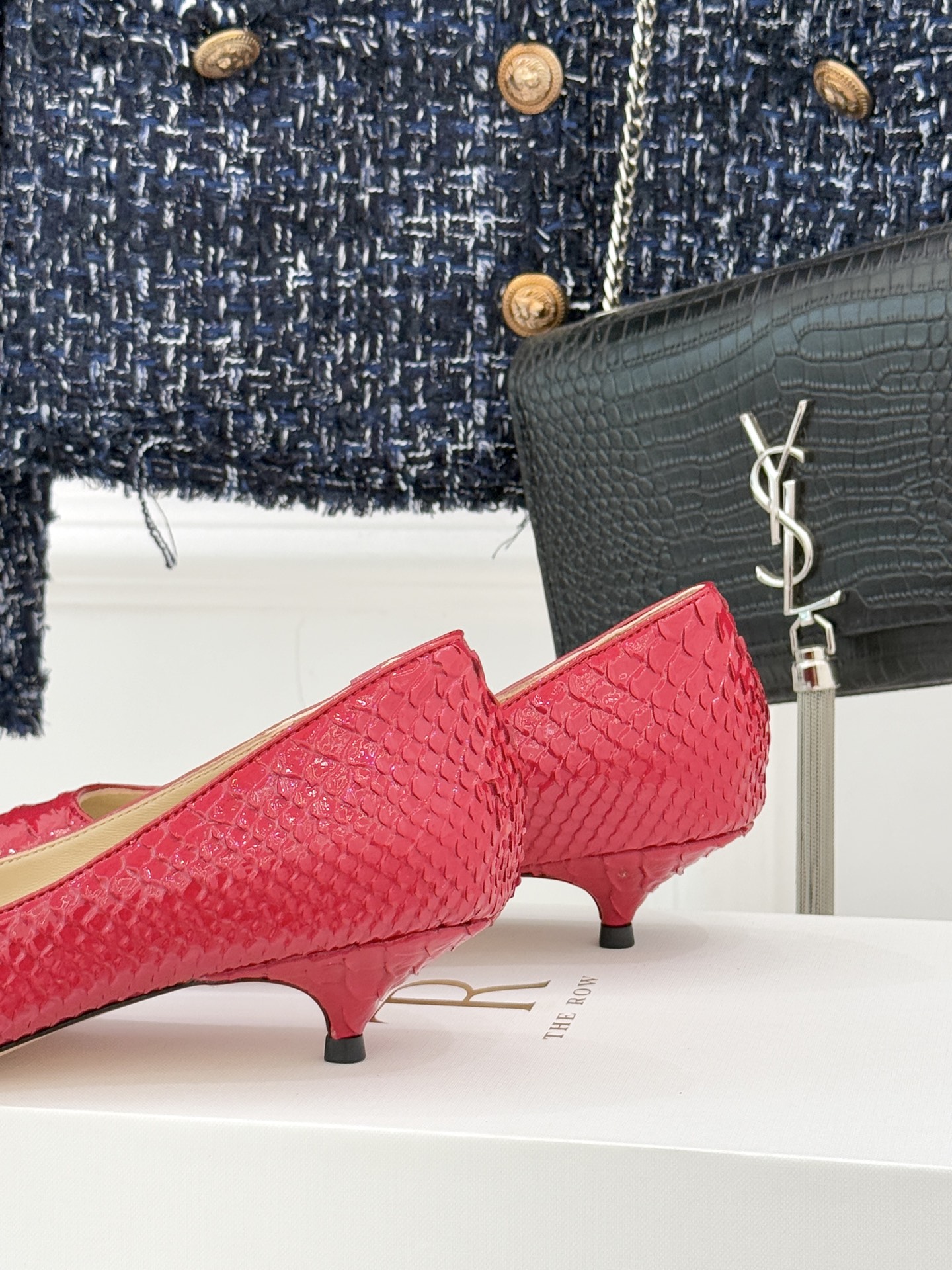 The Row25WF新品蛇皮纹猫跟高跟鞋单鞋这款鞋以细腻纹路勾勒野性优雅低奢猫跟平衡气场与舒适单鞋设计