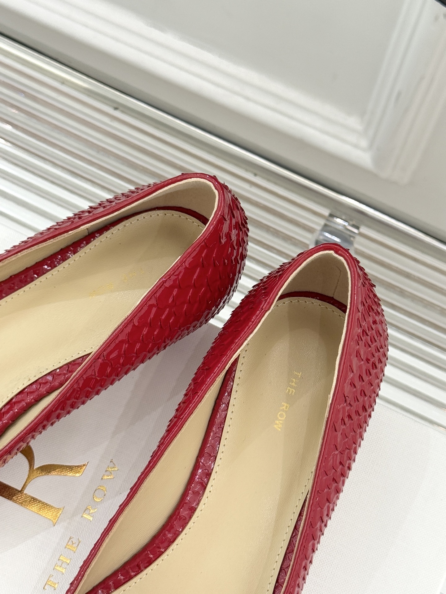 The Row25WF新品蛇皮纹猫跟高跟鞋单鞋这款鞋以细腻纹路勾勒野性优雅低奢猫跟平衡气场与舒适单鞋设计