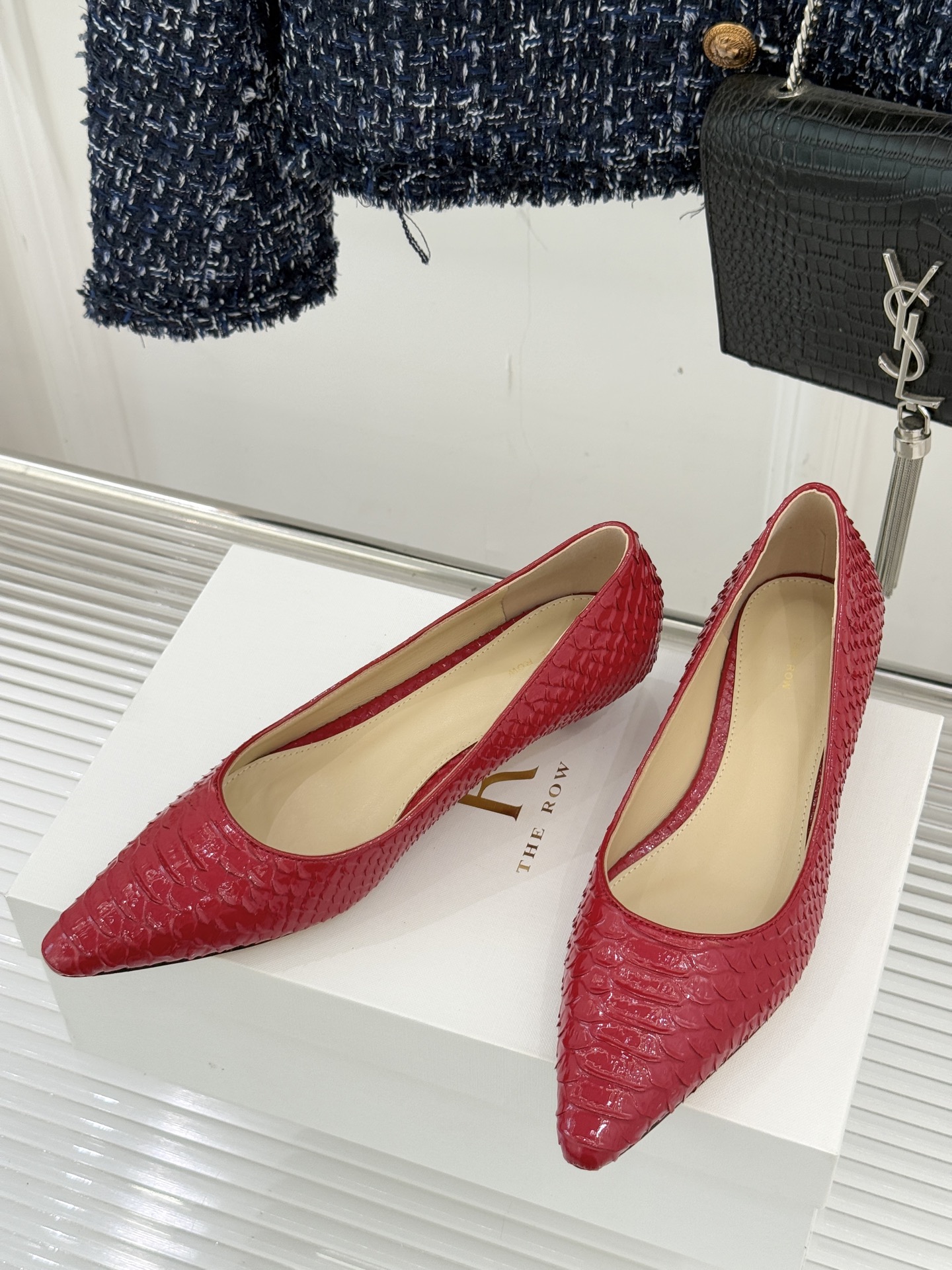 The Row25WF新品蛇皮纹猫跟高跟鞋单鞋这款鞋以细腻纹路勾勒野性优雅低奢猫跟平衡气场与舒适单鞋设计