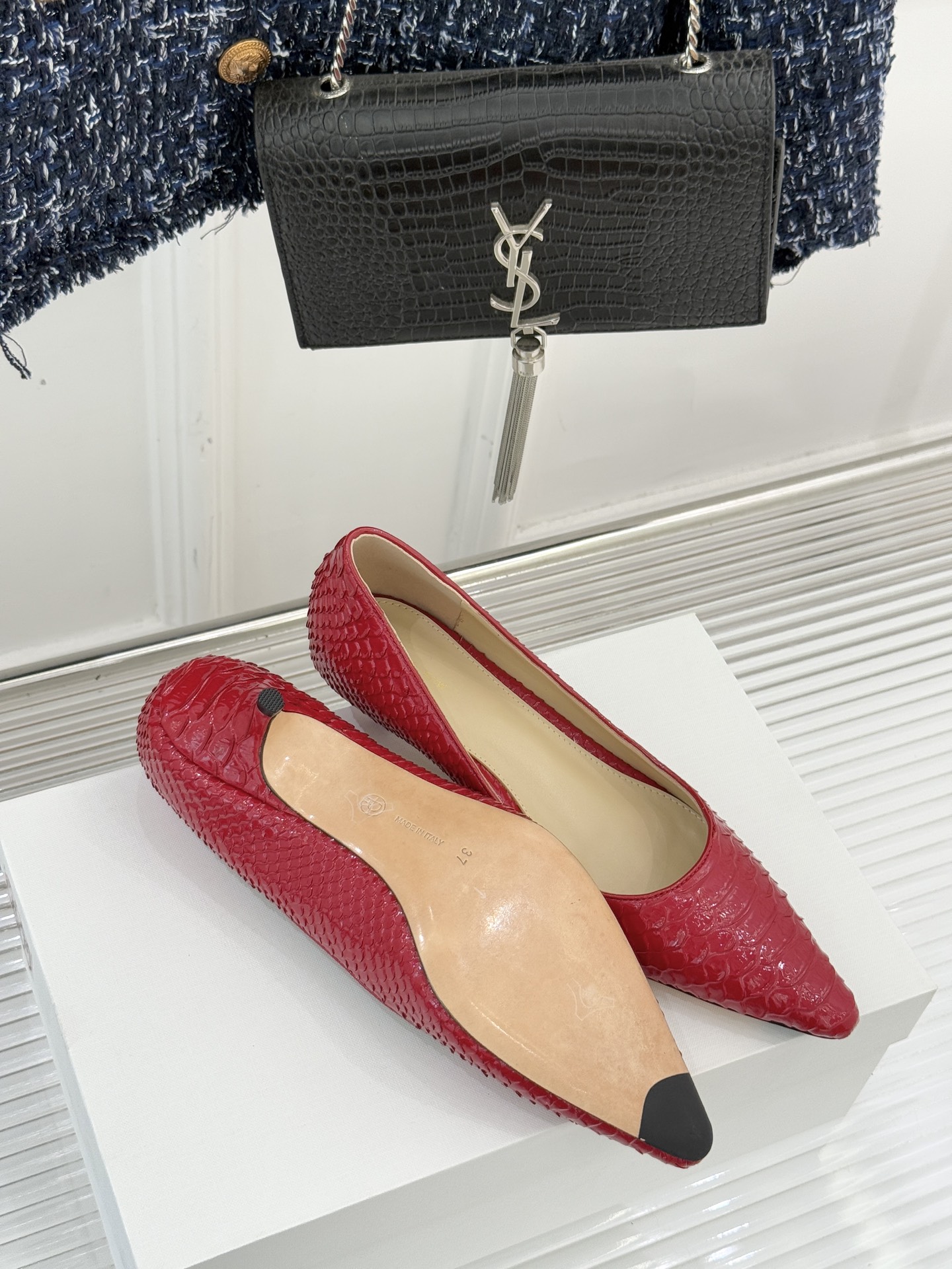 The Row25WF新品蛇皮纹猫跟高跟鞋单鞋这款鞋以细腻纹路勾勒野性优雅低奢猫跟平衡气场与舒适单鞋设计