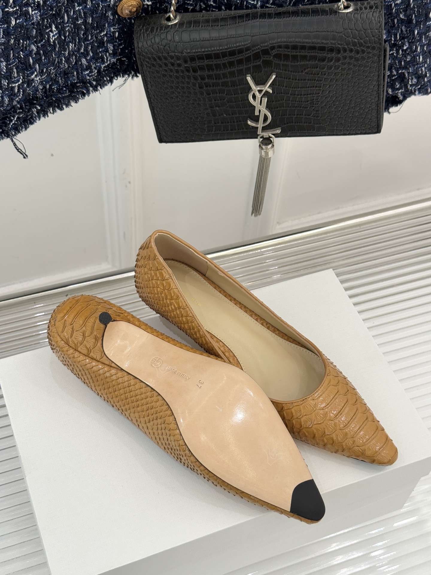 The Row25WF新品蛇皮纹猫跟高跟鞋单鞋这款鞋以细腻纹路勾勒野性优雅低奢猫跟平衡气场与舒适单鞋设计