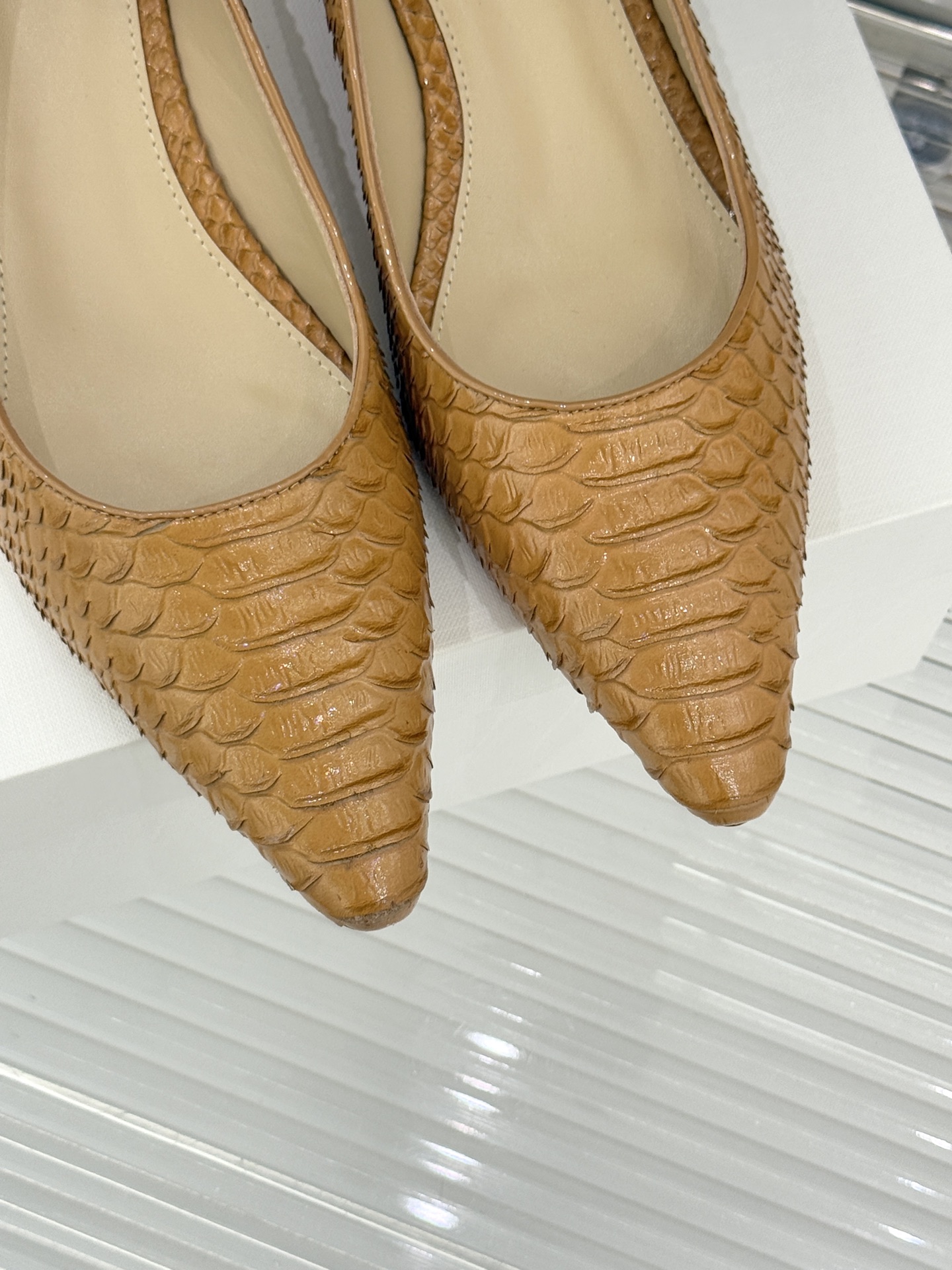 The Row25WF新品蛇皮纹猫跟高跟鞋单鞋这款鞋以细腻纹路勾勒野性优雅低奢猫跟平衡气场与舒适单鞋设计