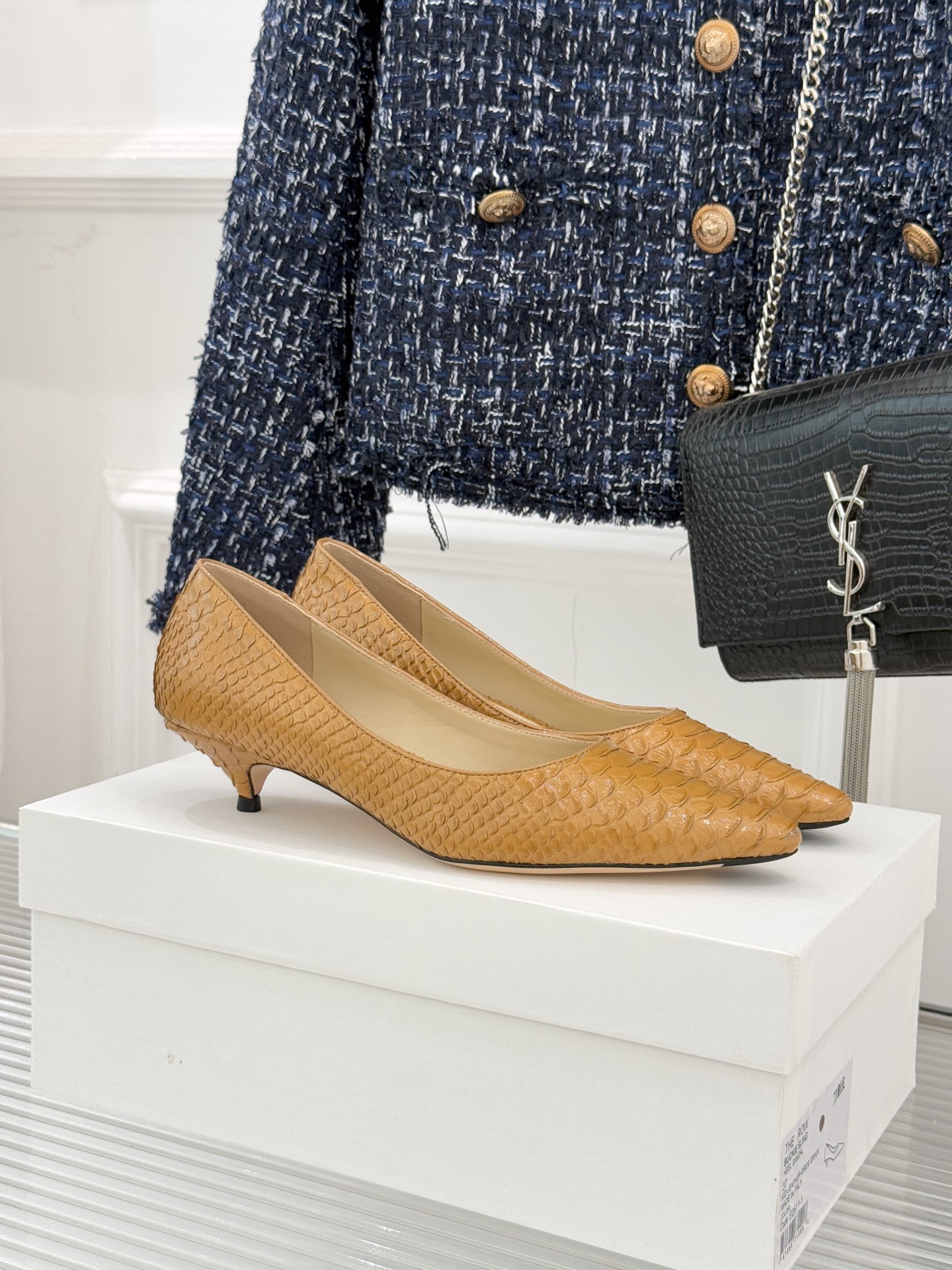 The Row25WF新品蛇皮纹猫跟高跟鞋单鞋这款鞋以细腻纹路勾勒野性优雅低奢猫跟平衡气场与舒适单鞋设计