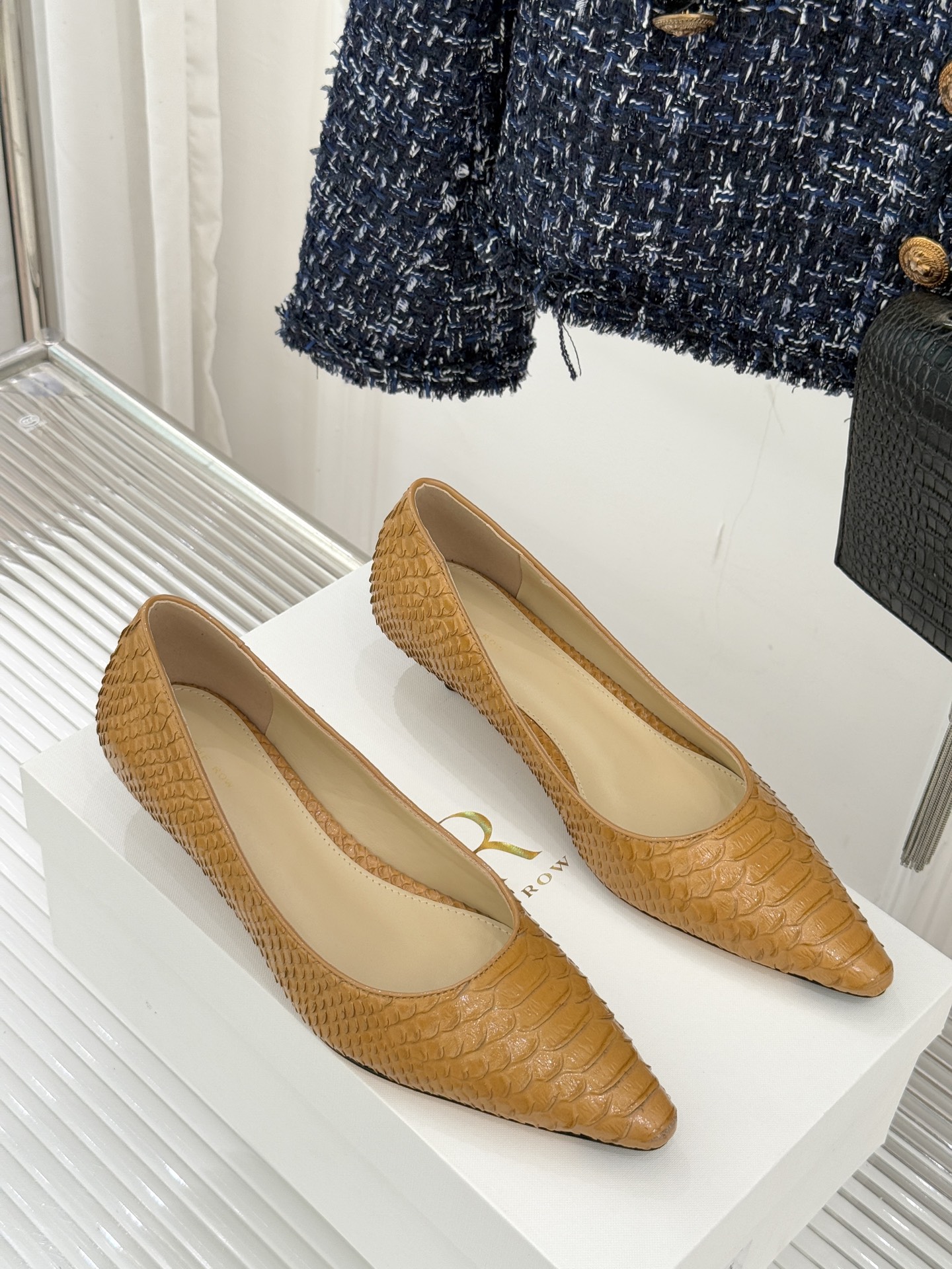 The Row25WF新品蛇皮纹猫跟高跟鞋单鞋这款鞋以细腻纹路勾勒野性优雅低奢猫跟平衡气场与舒适单鞋设计