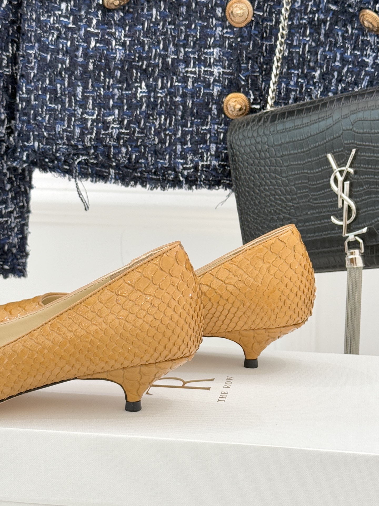 The Row25WF新品蛇皮纹猫跟高跟鞋单鞋这款鞋以细腻纹路勾勒野性优雅低奢猫跟平衡气场与舒适单鞋设计