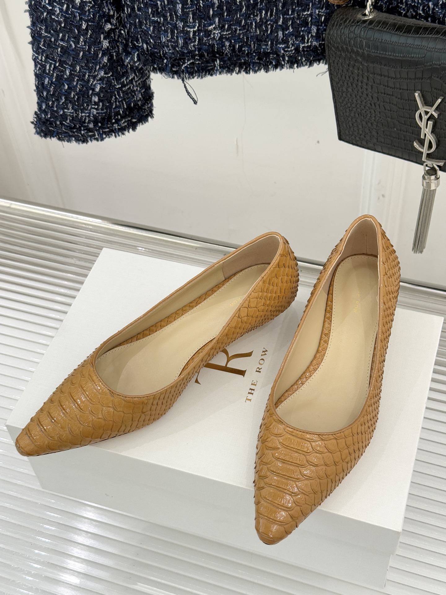 The Row25WF新品蛇皮纹猫跟高跟鞋单鞋这款鞋以细腻纹路勾勒野性优雅低奢猫跟平衡气场与舒适单鞋设计