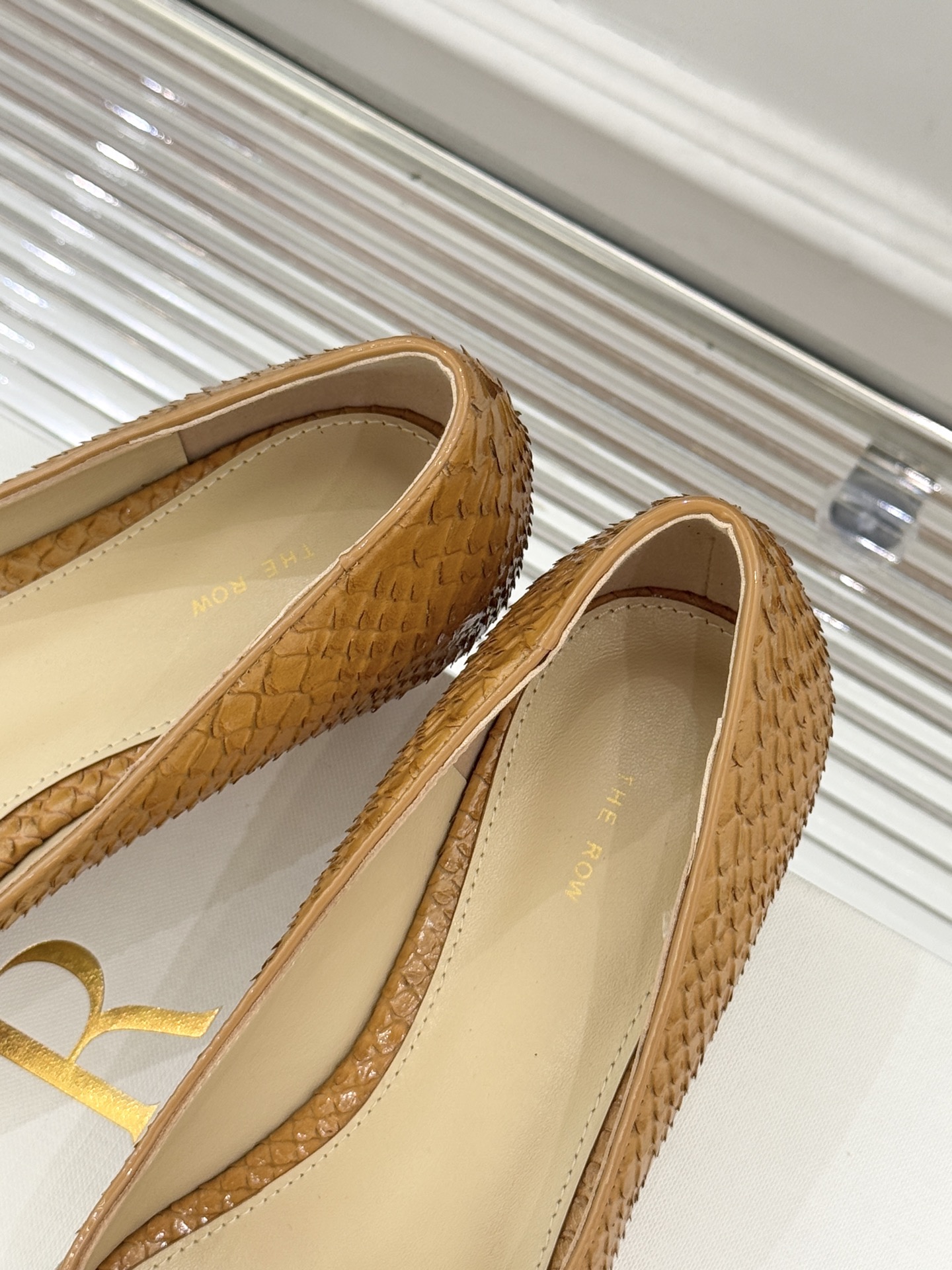 The Row25WF新品蛇皮纹猫跟高跟鞋单鞋这款鞋以细腻纹路勾勒野性优雅低奢猫跟平衡气场与舒适单鞋设计