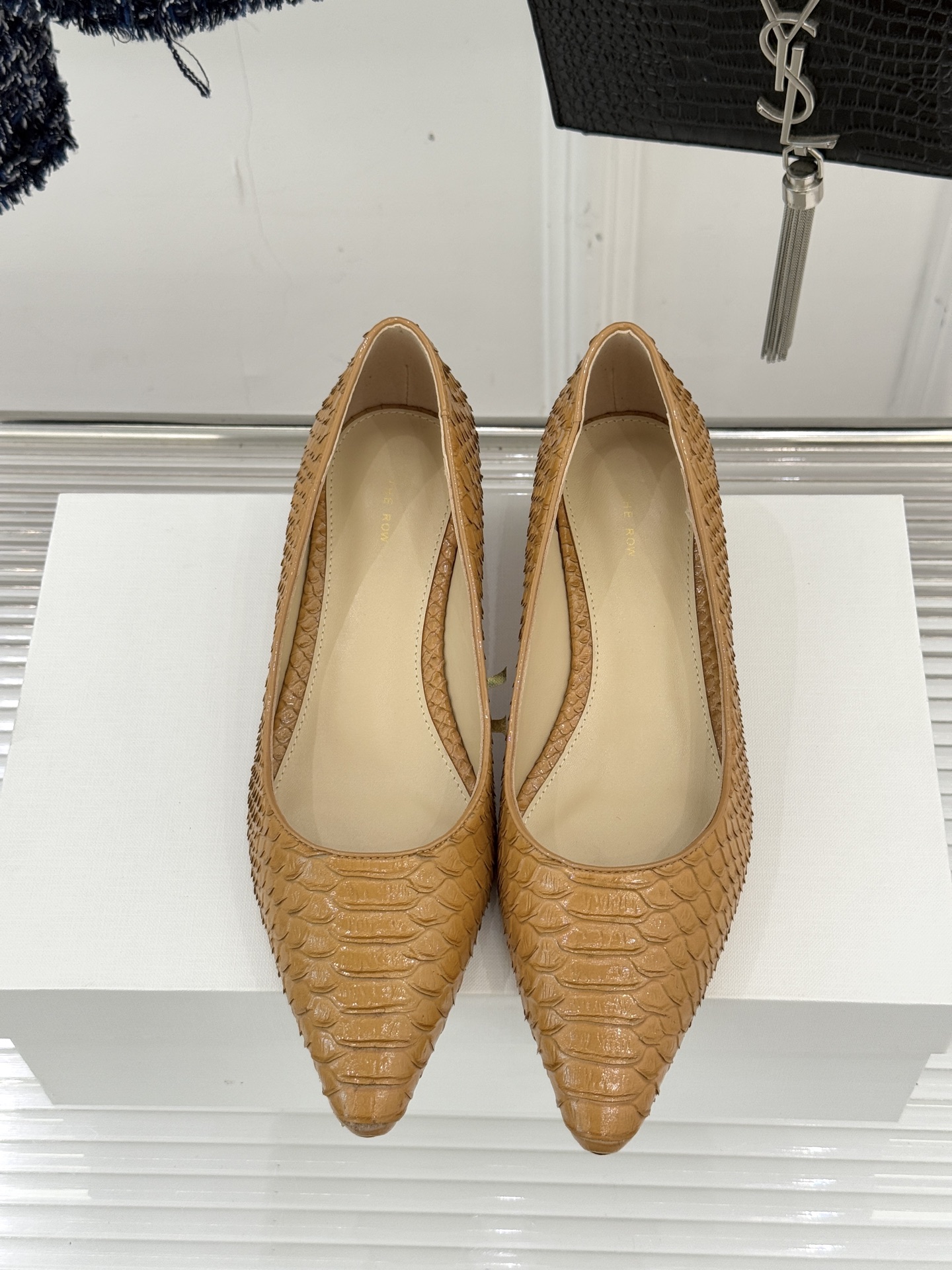 The Row25WF新品蛇皮纹猫跟高跟鞋单鞋这款鞋以细腻纹路勾勒野性优雅低奢猫跟平衡气场与舒适单鞋设计