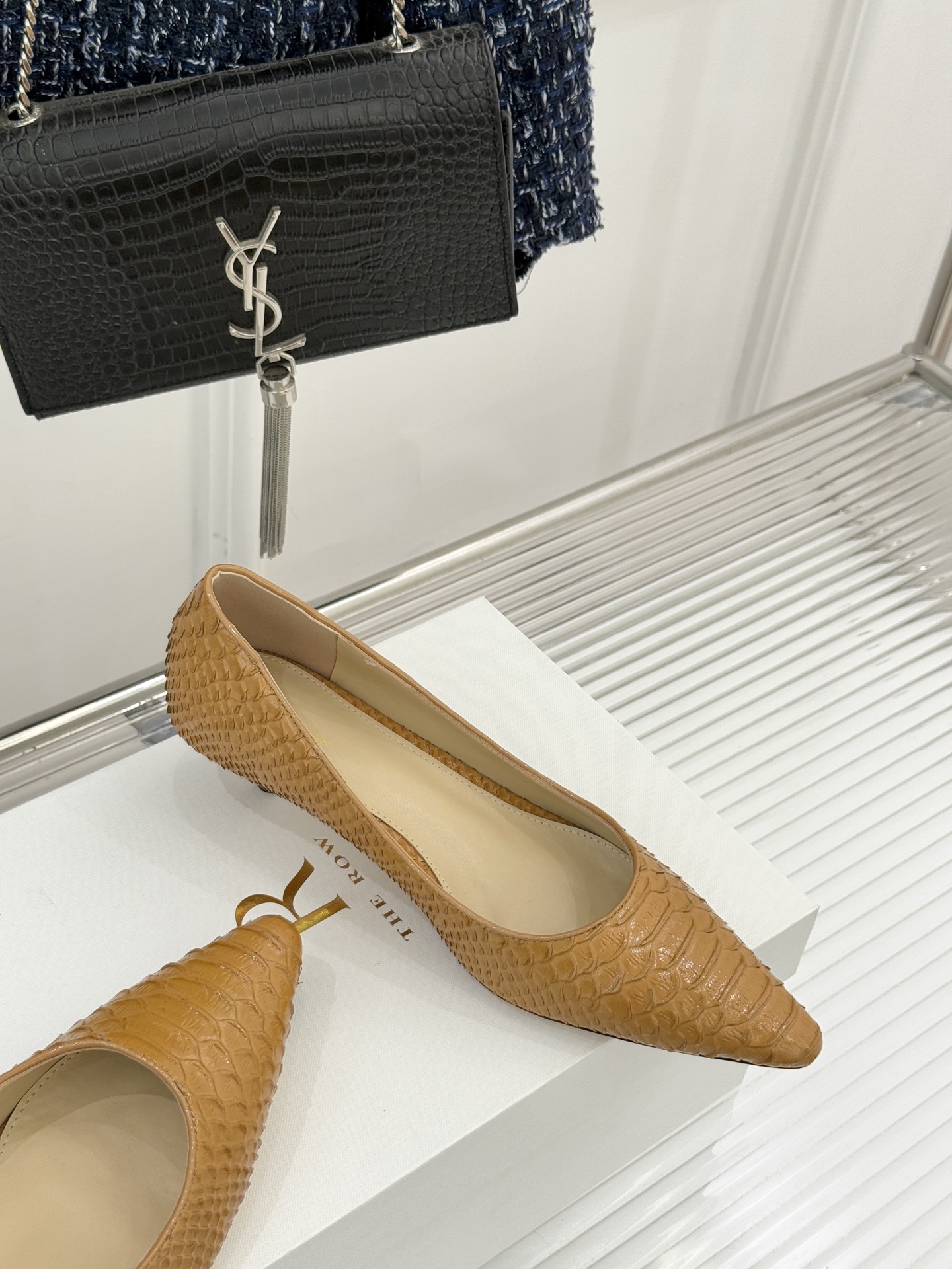 The Row25WF新品蛇皮纹猫跟高跟鞋单鞋这款鞋以细腻纹路勾勒野性优雅低奢猫跟平衡气场与舒适单鞋设计