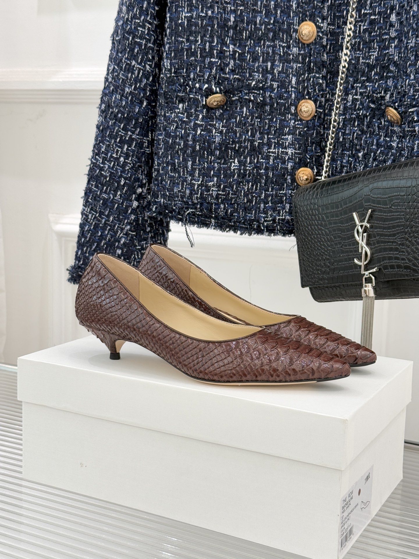 The Row25WF新品蛇皮纹猫跟高跟鞋单鞋这款鞋以细腻纹路勾勒野性优雅低奢猫跟平衡气场与舒适单鞋设计