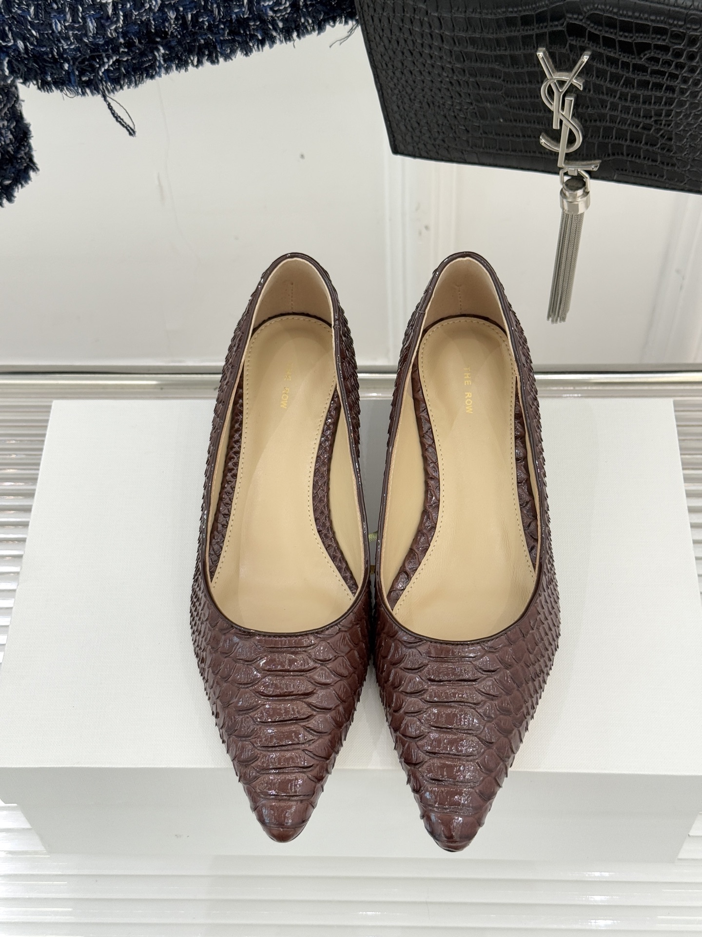 The Row25WF新品蛇皮纹猫跟高跟鞋单鞋这款鞋以细腻纹路勾勒野性优雅低奢猫跟平衡气场与舒适单鞋设计