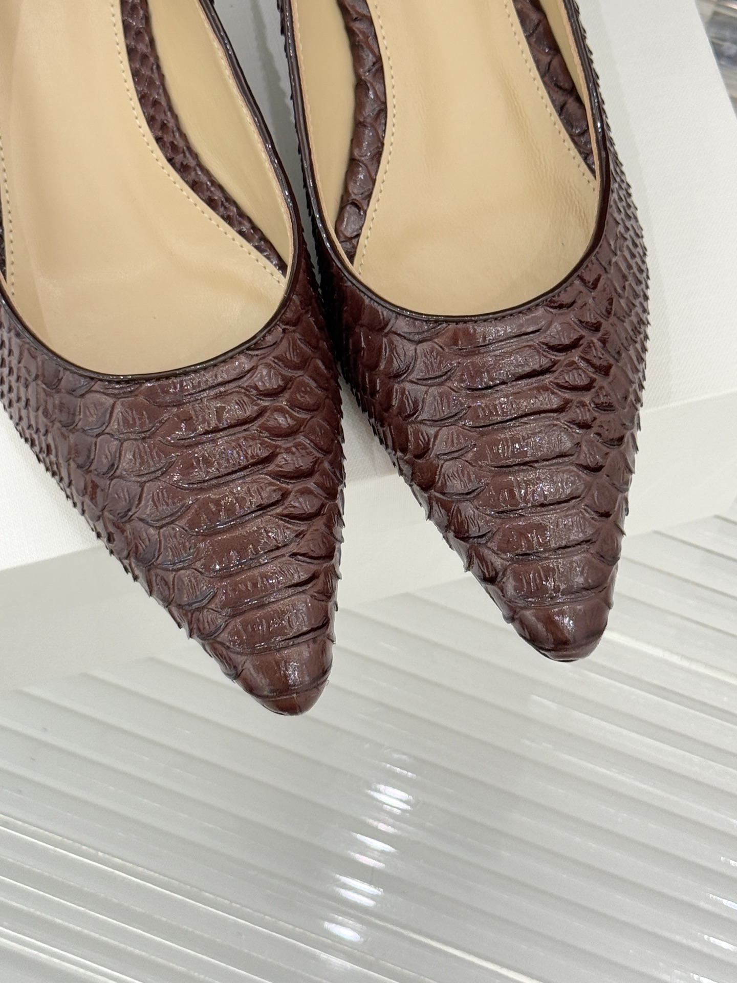 The Row25WF新品蛇皮纹猫跟高跟鞋单鞋这款鞋以细腻纹路勾勒野性优雅低奢猫跟平衡气场与舒适单鞋设计