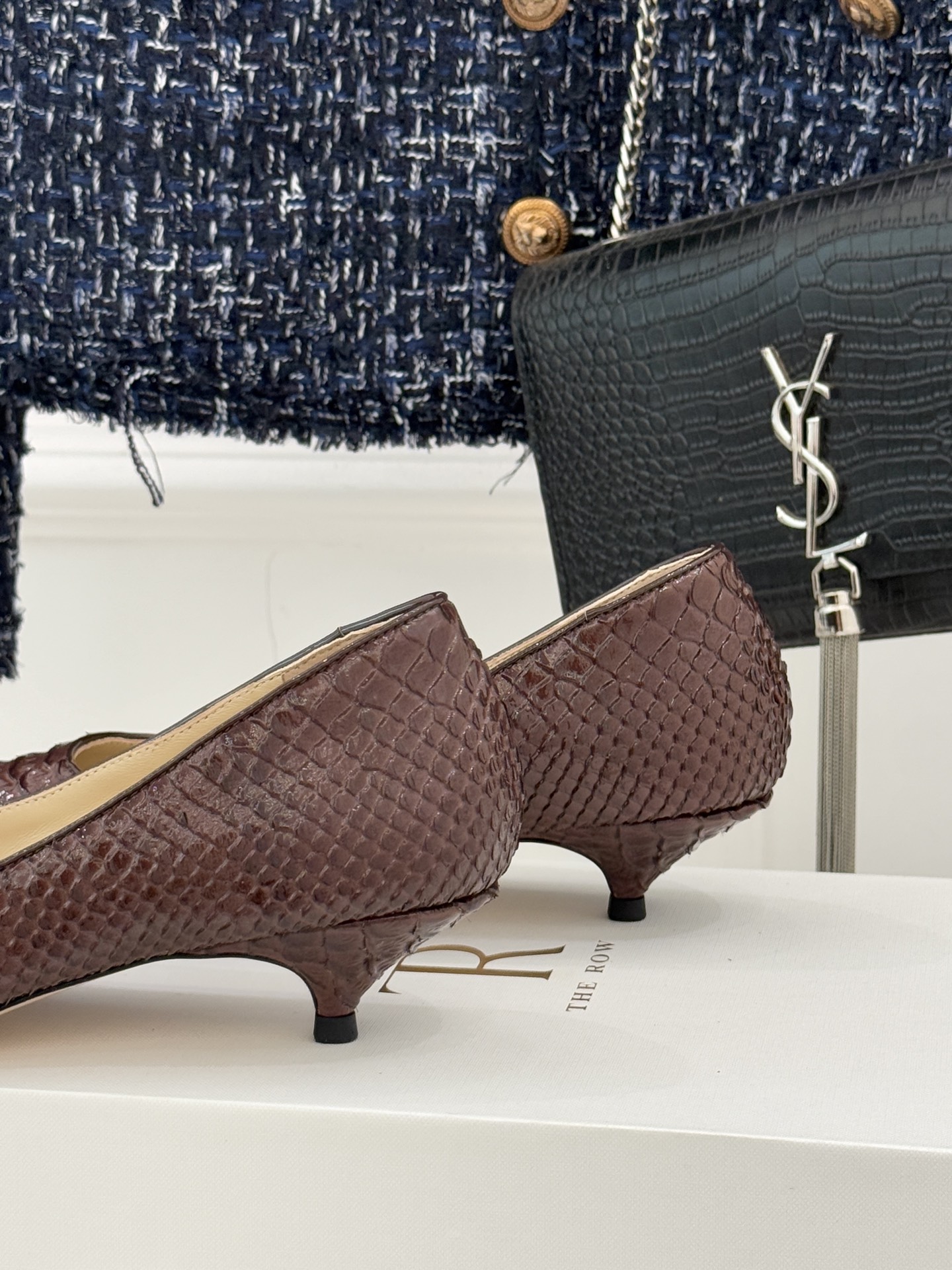 The Row25WF新品蛇皮纹猫跟高跟鞋单鞋这款鞋以细腻纹路勾勒野性优雅低奢猫跟平衡气场与舒适单鞋设计