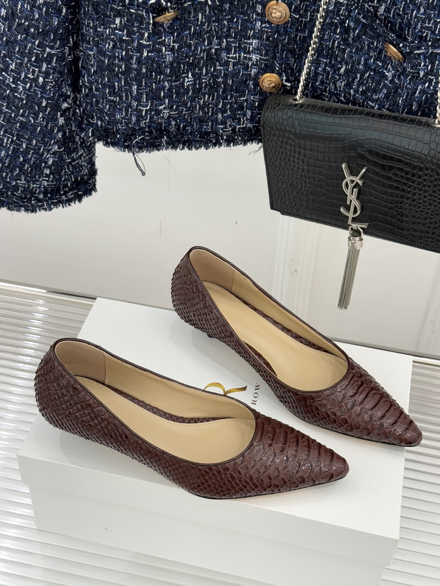 The Row25WF新品蛇皮纹猫跟高跟鞋单鞋这款鞋以细腻纹路勾勒野性优雅低奢猫跟平衡气场与舒适单鞋设计