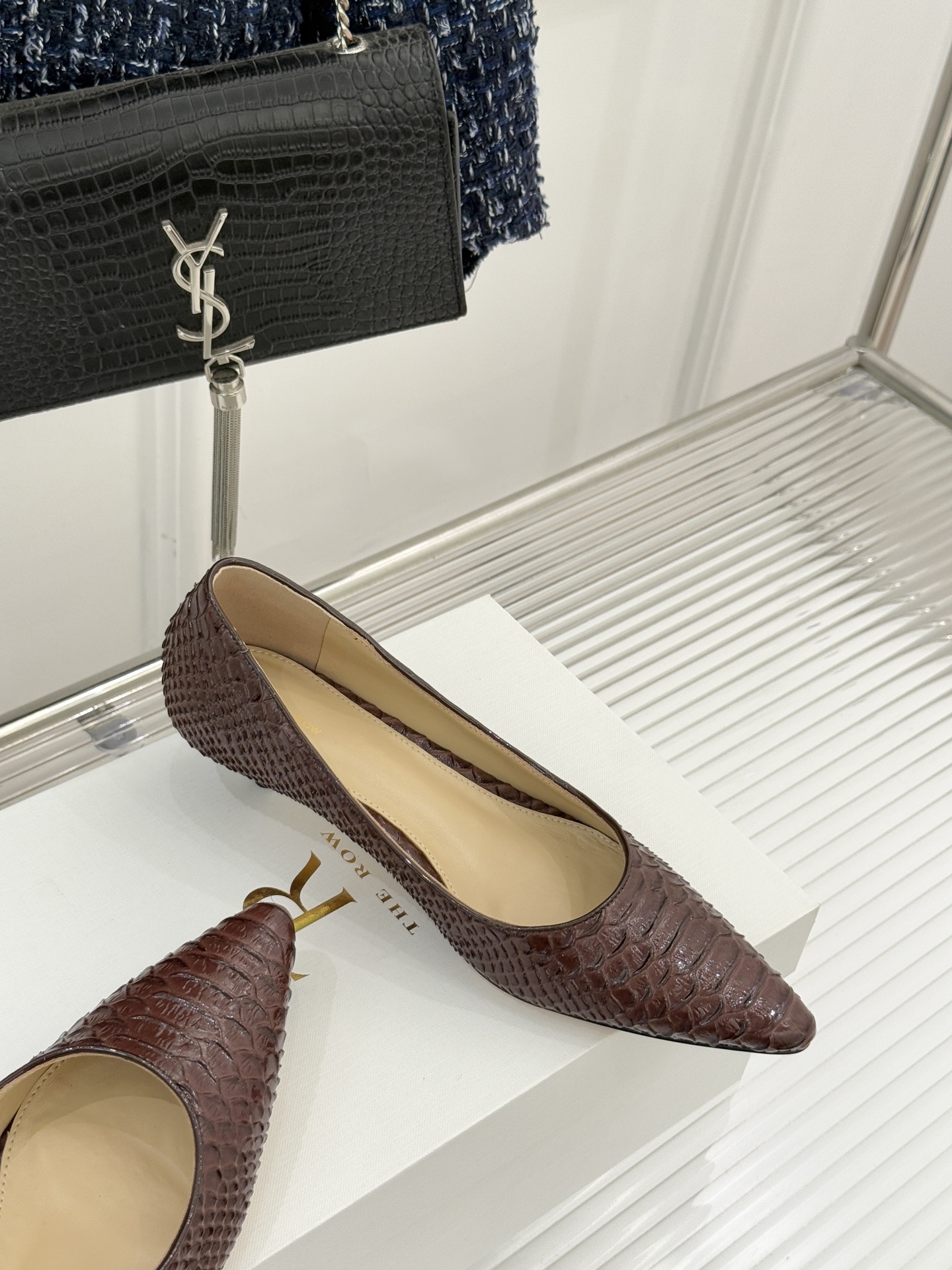 The Row25WF新品蛇皮纹猫跟高跟鞋单鞋这款鞋以细腻纹路勾勒野性优雅低奢猫跟平衡气场与舒适单鞋设计