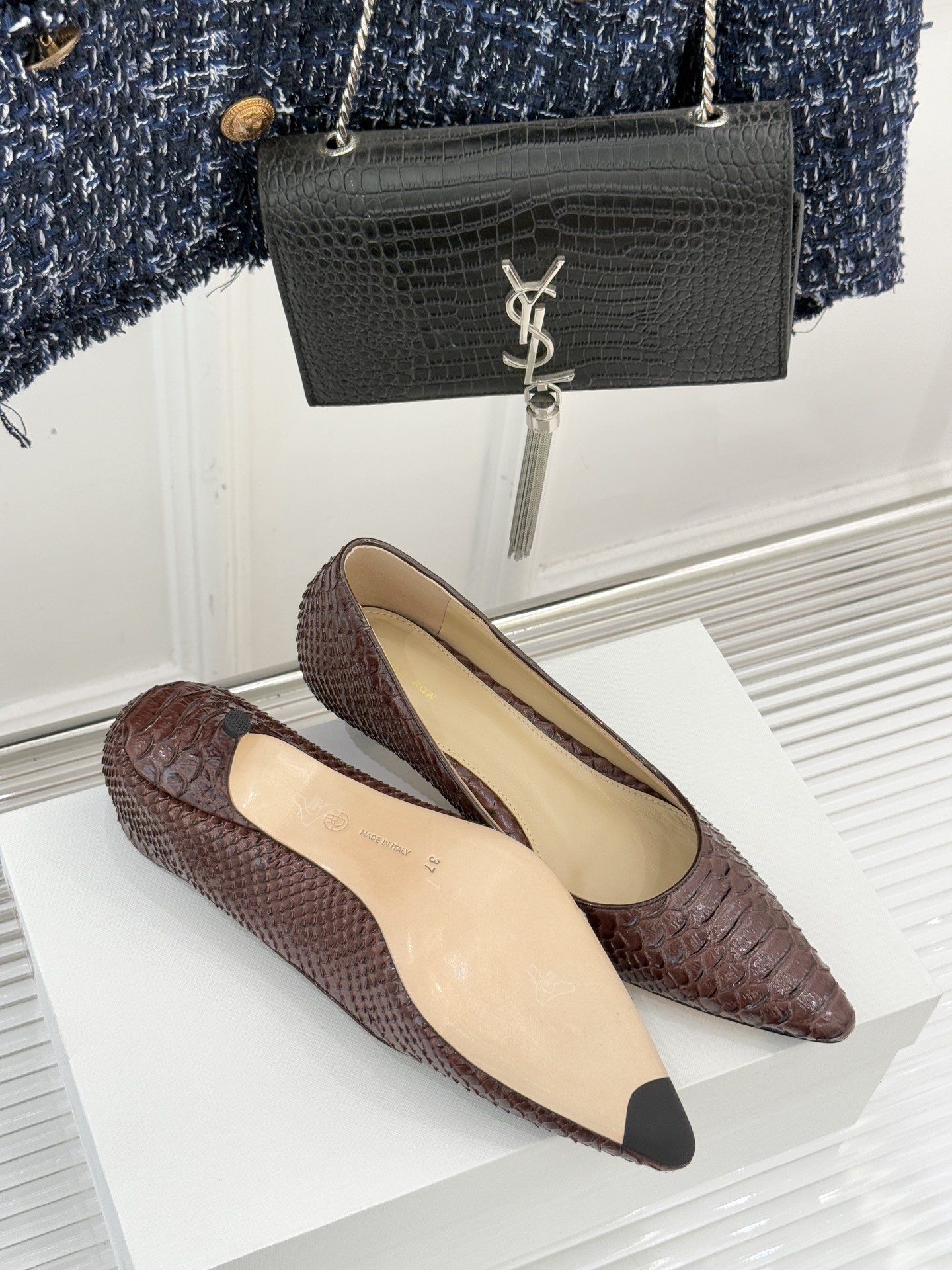 The Row25WF新品蛇皮纹猫跟高跟鞋单鞋这款鞋以细腻纹路勾勒野性优雅低奢猫跟平衡气场与舒适单鞋设计