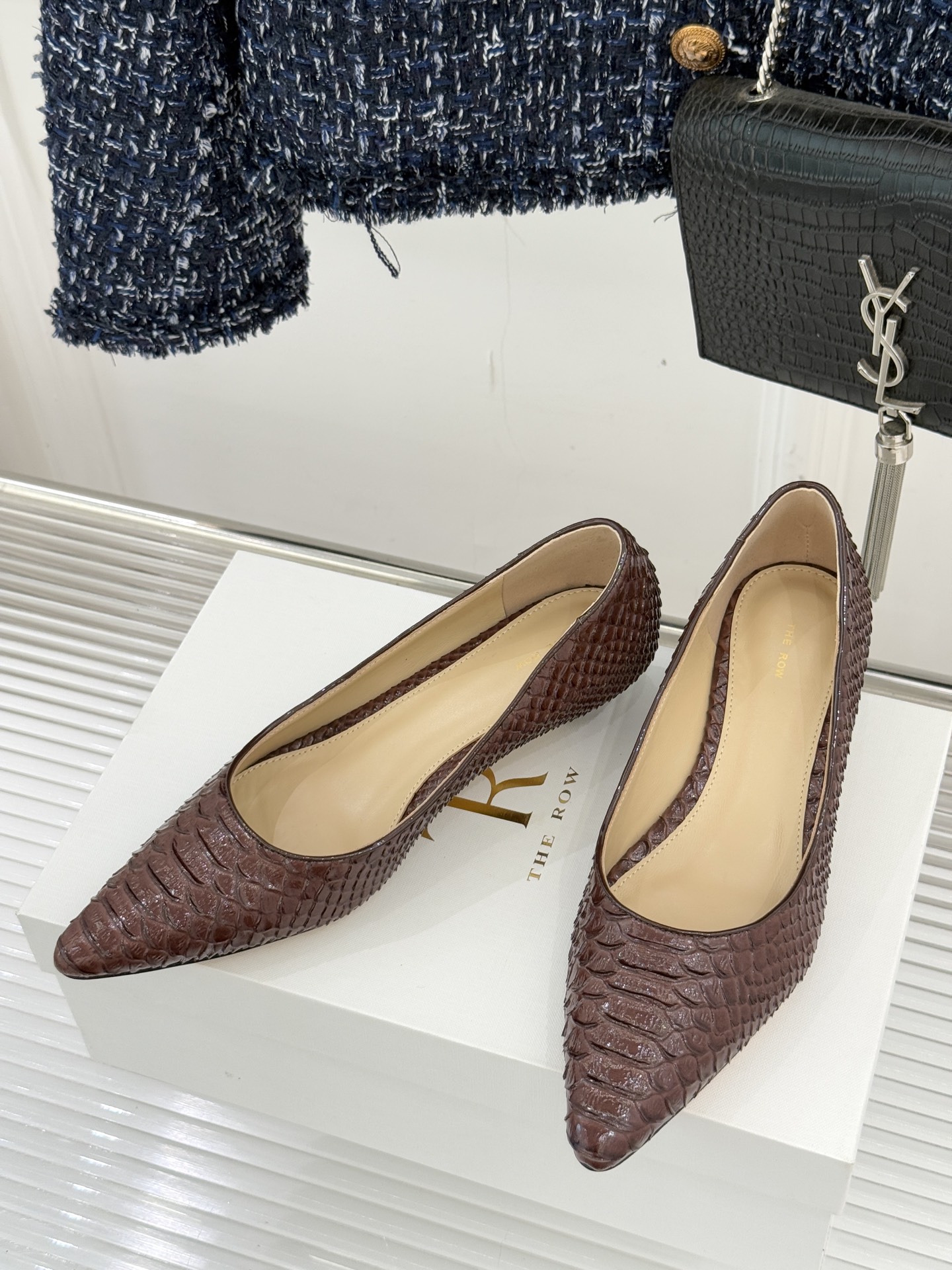 The Row25WF新品蛇皮纹猫跟高跟鞋单鞋这款鞋以细腻纹路勾勒野性优雅低奢猫跟平衡气场与舒适单鞋设计