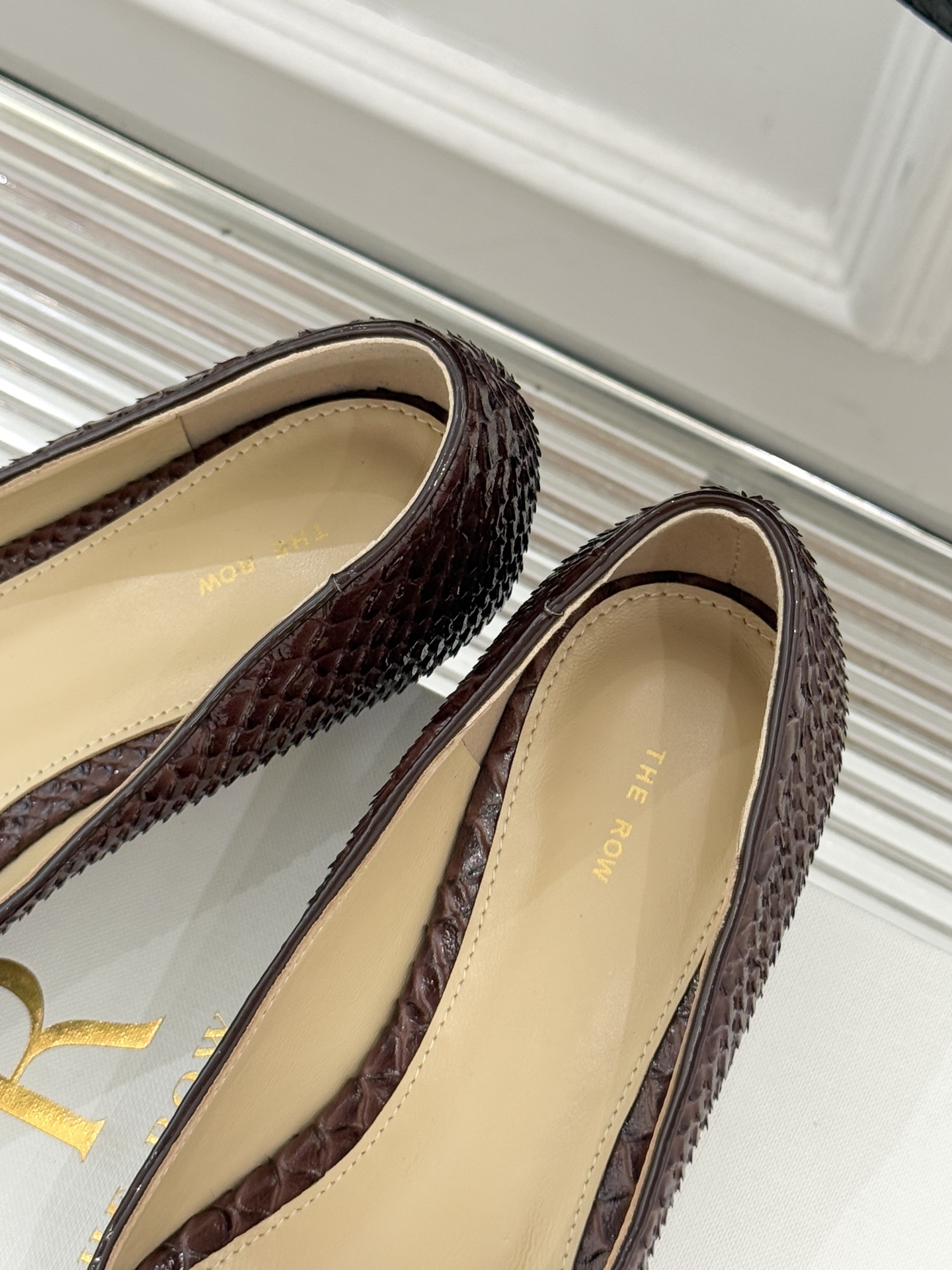 The Row25WF新品蛇皮纹猫跟高跟鞋单鞋这款鞋以细腻纹路勾勒野性优雅低奢猫跟平衡气场与舒适单鞋设计