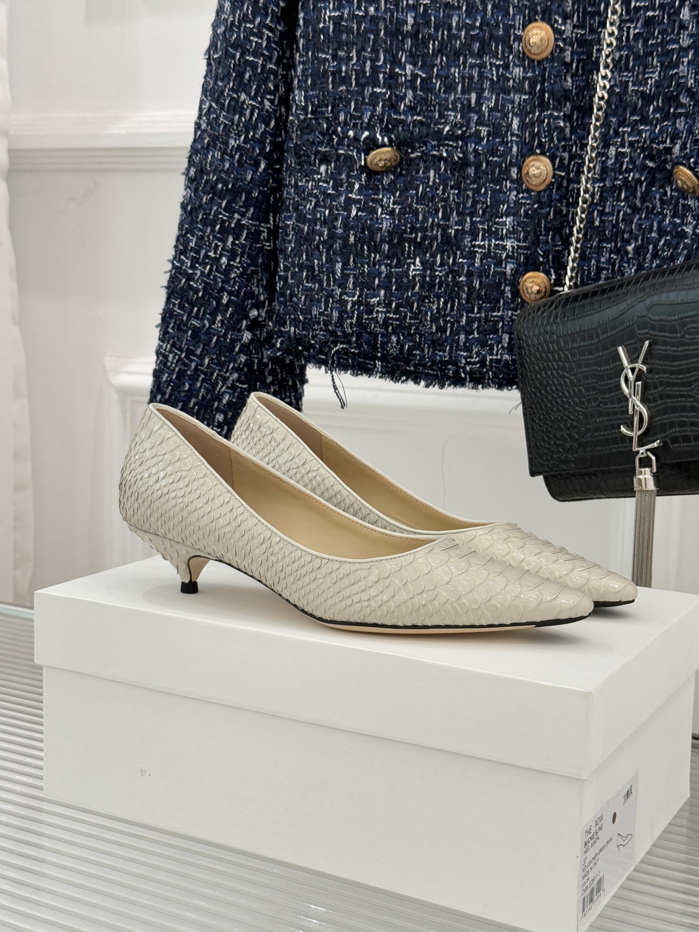 The Row25WF新品蛇皮纹猫跟高跟鞋单鞋这款鞋以细腻纹路勾勒野性优雅低奢猫跟平衡气场与舒适单鞋设计