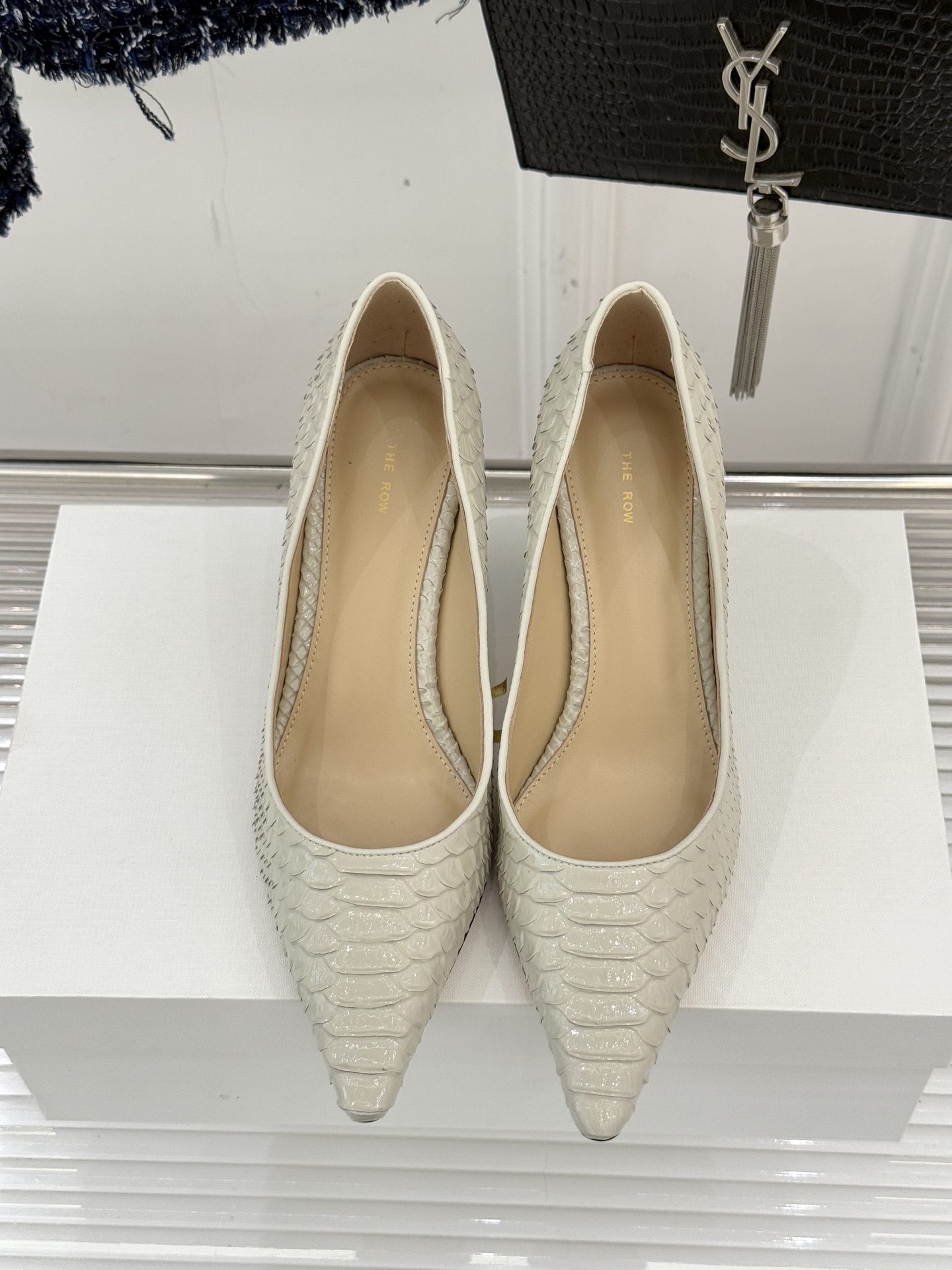 The Row25WF新品蛇皮纹猫跟高跟鞋单鞋这款鞋以细腻纹路勾勒野性优雅低奢猫跟平衡气场与舒适单鞋设计