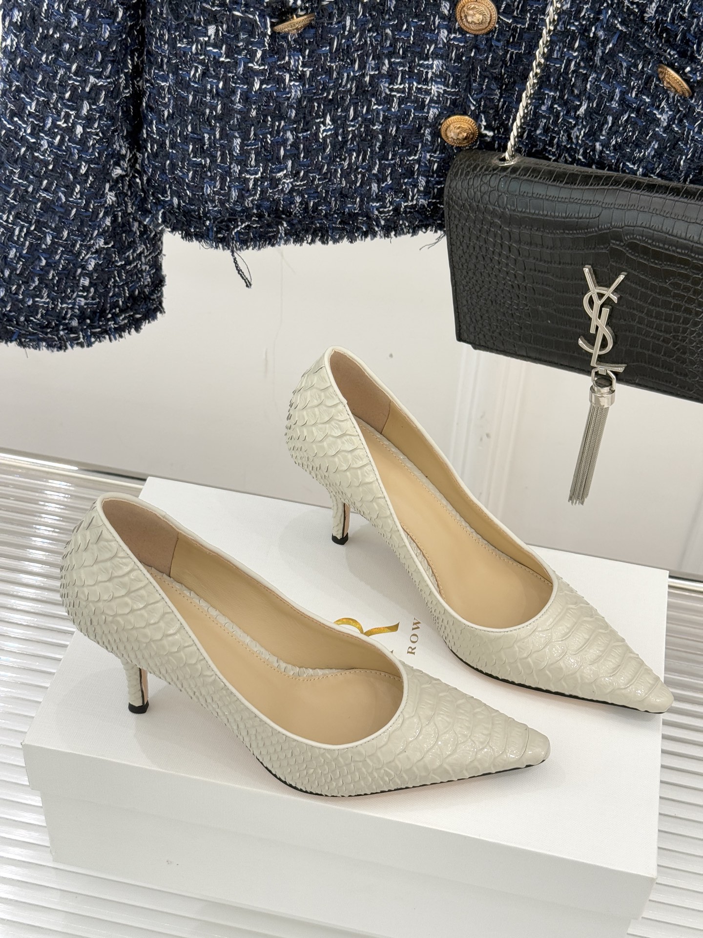 The Row25WF新品蛇皮纹猫跟高跟鞋单鞋这款鞋以细腻纹路勾勒野性优雅低奢猫跟平衡气场与舒适单鞋设计