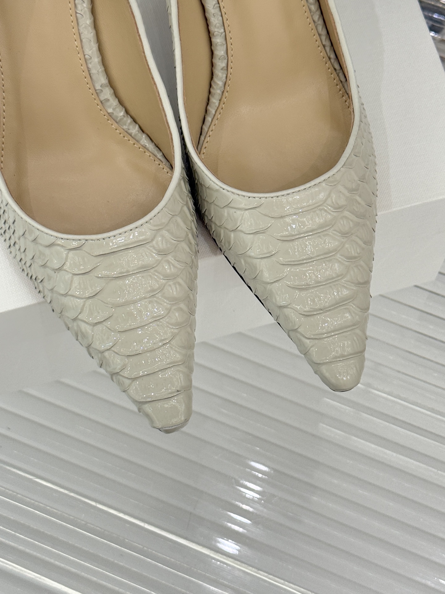 The Row25WF新品蛇皮纹猫跟高跟鞋单鞋这款鞋以细腻纹路勾勒野性优雅低奢猫跟平衡气场与舒适单鞋设计