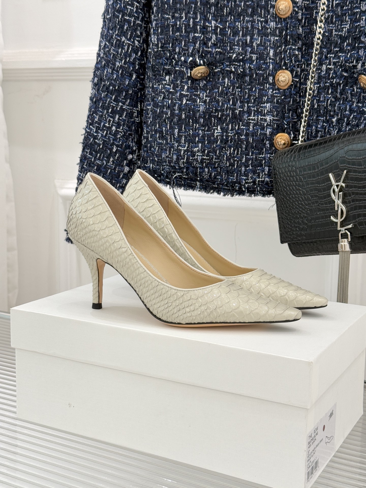 The Row25WF新品蛇皮纹猫跟高跟鞋单鞋这款鞋以细腻纹路勾勒野性优雅低奢猫跟平衡气场与舒适单鞋设计