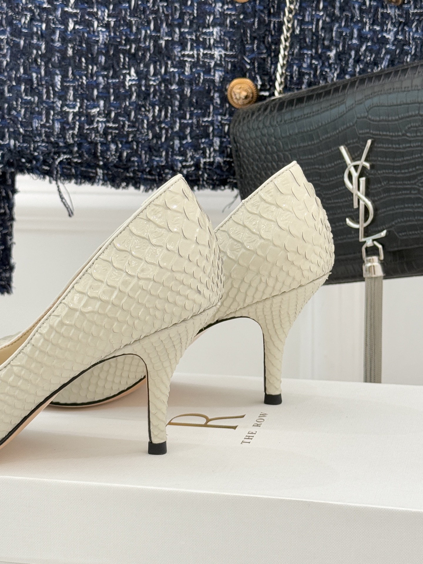 The Row25WF新品蛇皮纹猫跟高跟鞋单鞋这款鞋以细腻纹路勾勒野性优雅低奢猫跟平衡气场与舒适单鞋设计