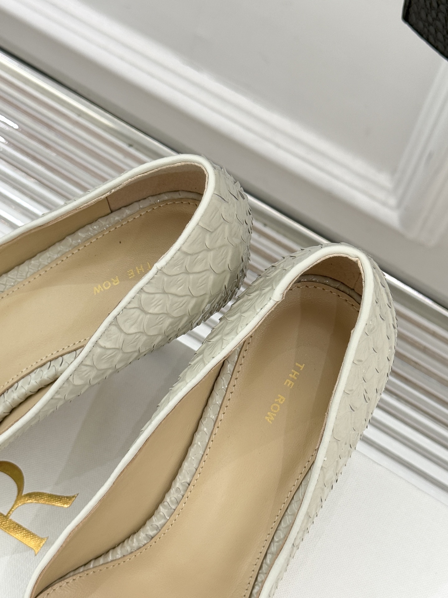 The Row25WF新品蛇皮纹猫跟高跟鞋单鞋这款鞋以细腻纹路勾勒野性优雅低奢猫跟平衡气场与舒适单鞋设计