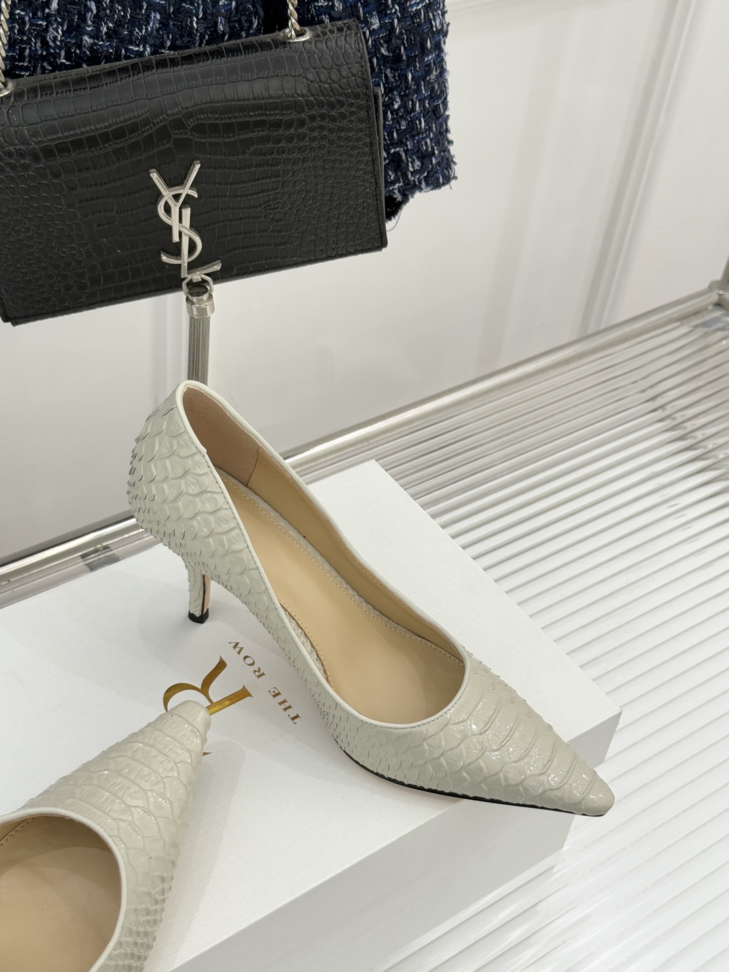 The Row25WF新品蛇皮纹猫跟高跟鞋单鞋这款鞋以细腻纹路勾勒野性优雅低奢猫跟平衡气场与舒适单鞋设计