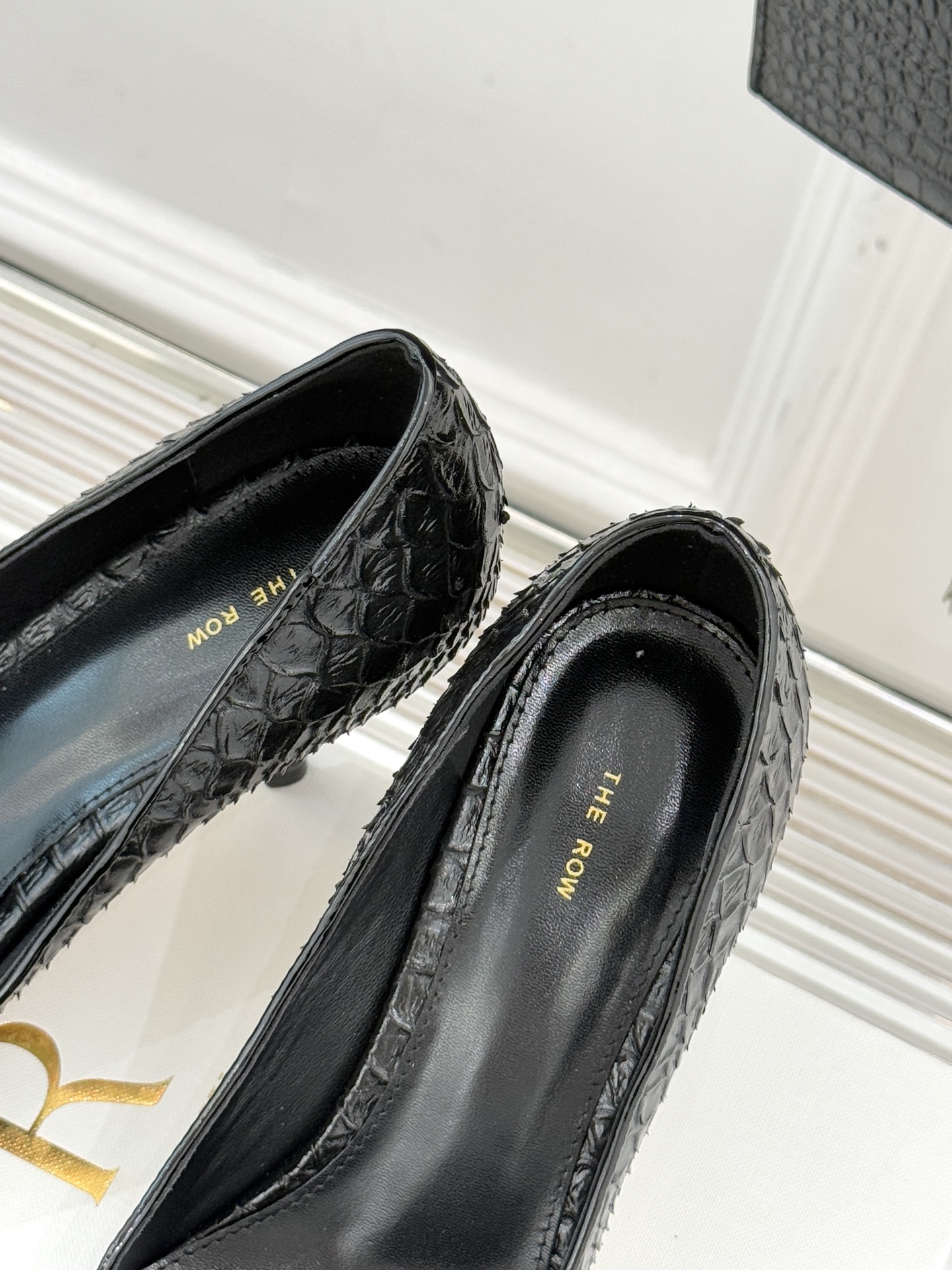 The Row25WF新品蛇皮纹猫跟高跟鞋单鞋这款鞋以细腻纹路勾勒野性优雅低奢猫跟平衡气场与舒适单鞋设计