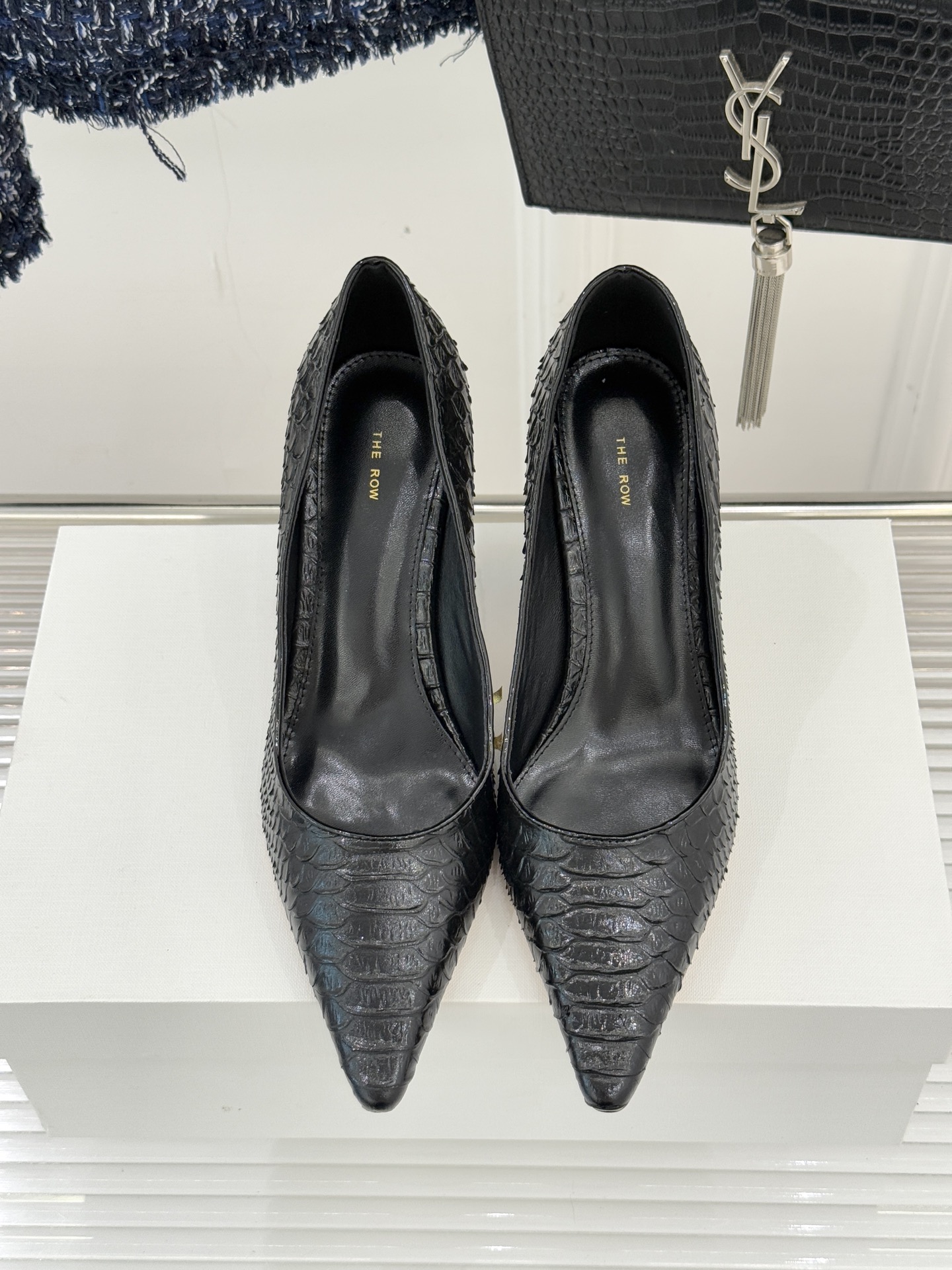 The Row25WF新品蛇皮纹猫跟高跟鞋单鞋这款鞋以细腻纹路勾勒野性优雅低奢猫跟平衡气场与舒适单鞋设计