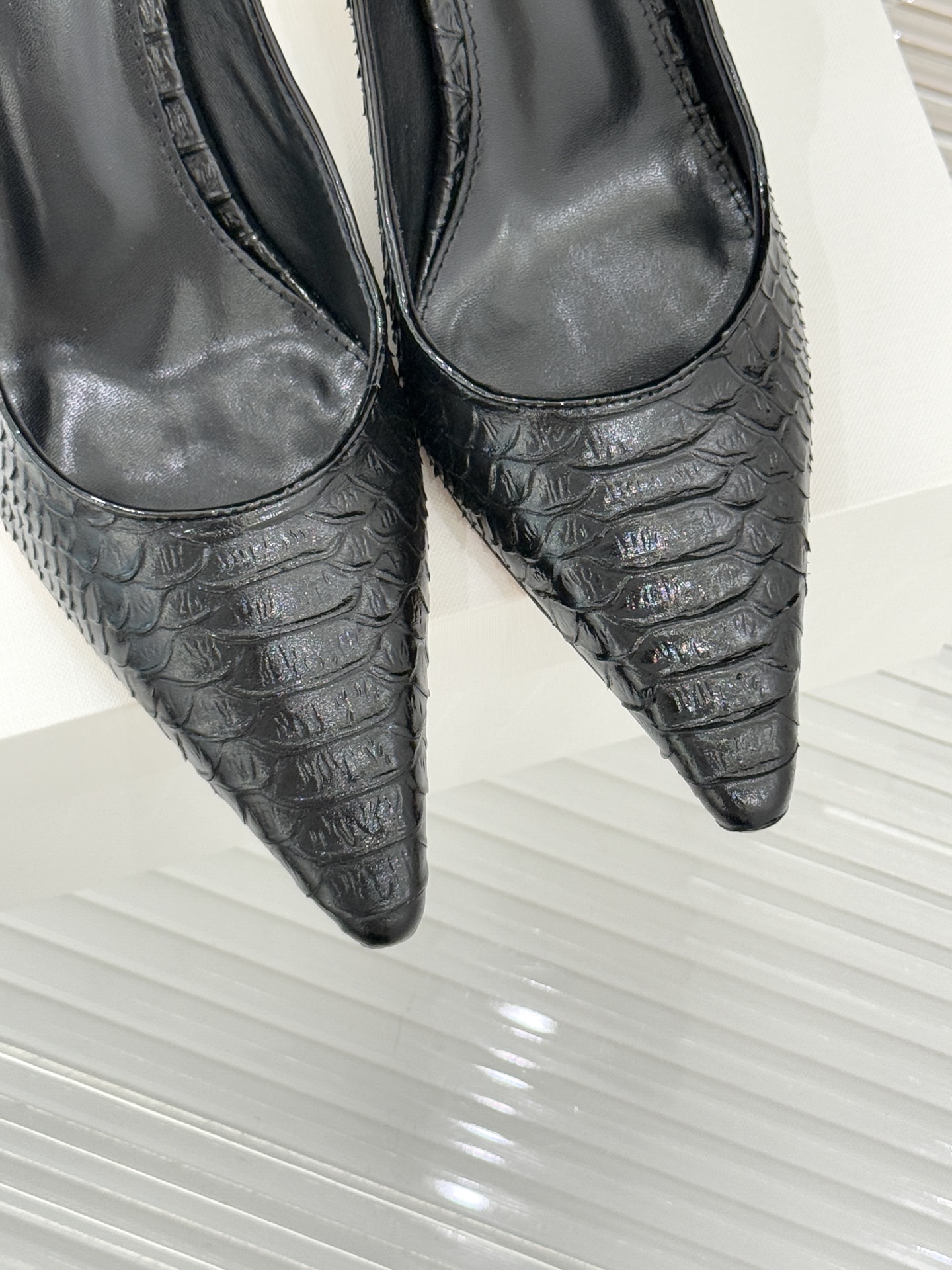 The Row25WF新品蛇皮纹猫跟高跟鞋单鞋这款鞋以细腻纹路勾勒野性优雅低奢猫跟平衡气场与舒适单鞋设计