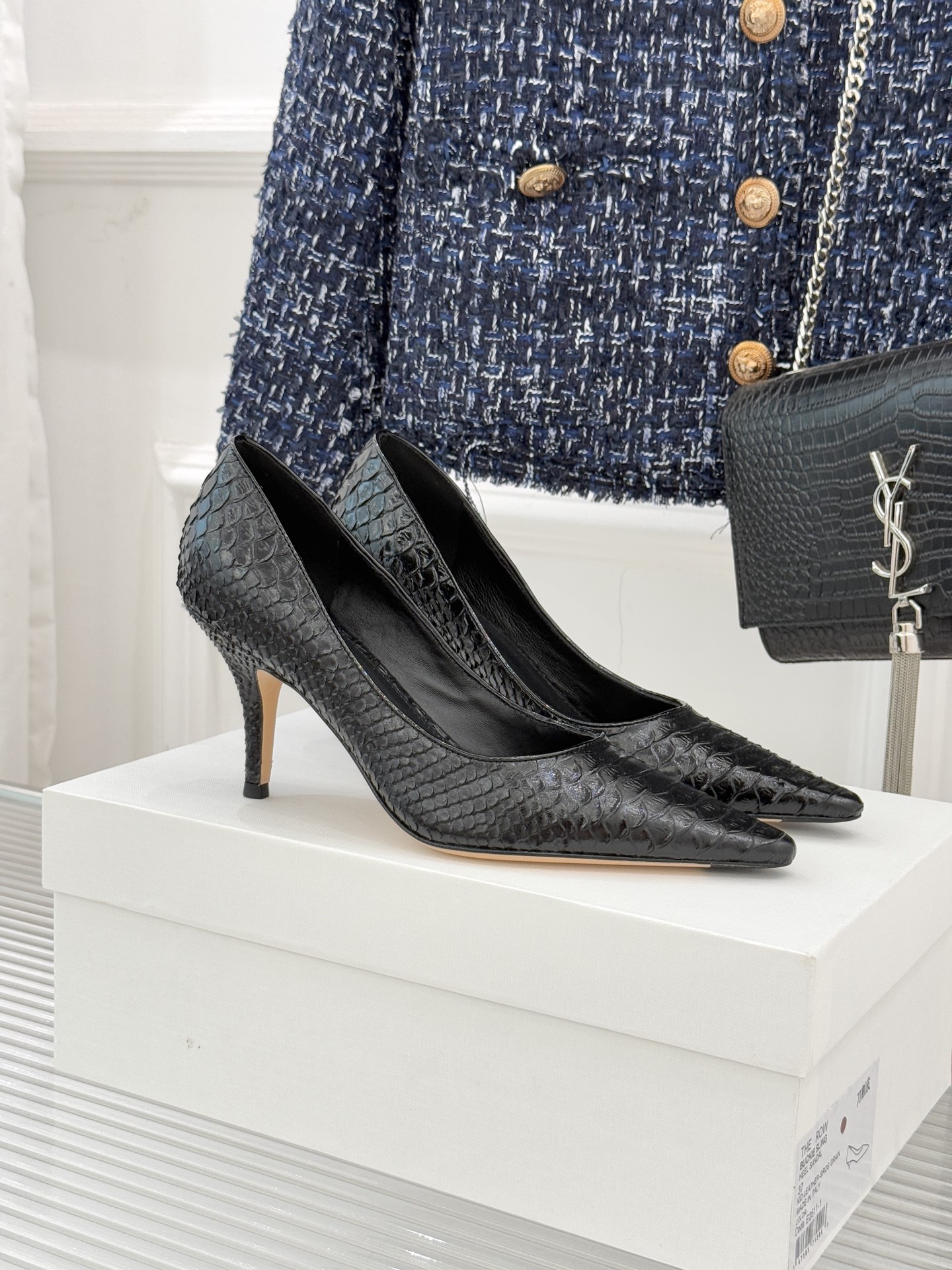 The Row25WF新品蛇皮纹猫跟高跟鞋单鞋这款鞋以细腻纹路勾勒野性优雅低奢猫跟平衡气场与舒适单鞋设计