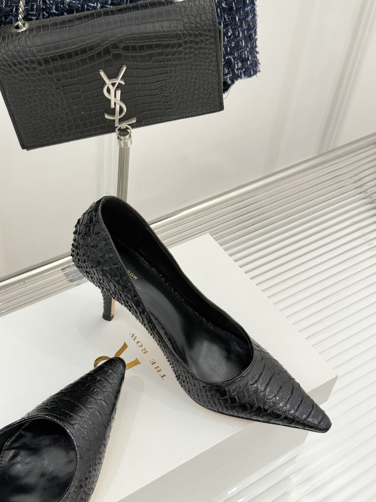 The Row25WF新品蛇皮纹猫跟高跟鞋单鞋这款鞋以细腻纹路勾勒野性优雅低奢猫跟平衡气场与舒适单鞋设计