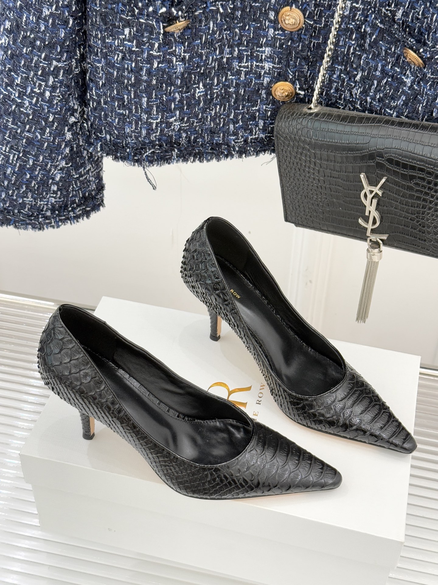The Row25WF新品蛇皮纹猫跟高跟鞋单鞋这款鞋以细腻纹路勾勒野性优雅低奢猫跟平衡气场与舒适单鞋设计