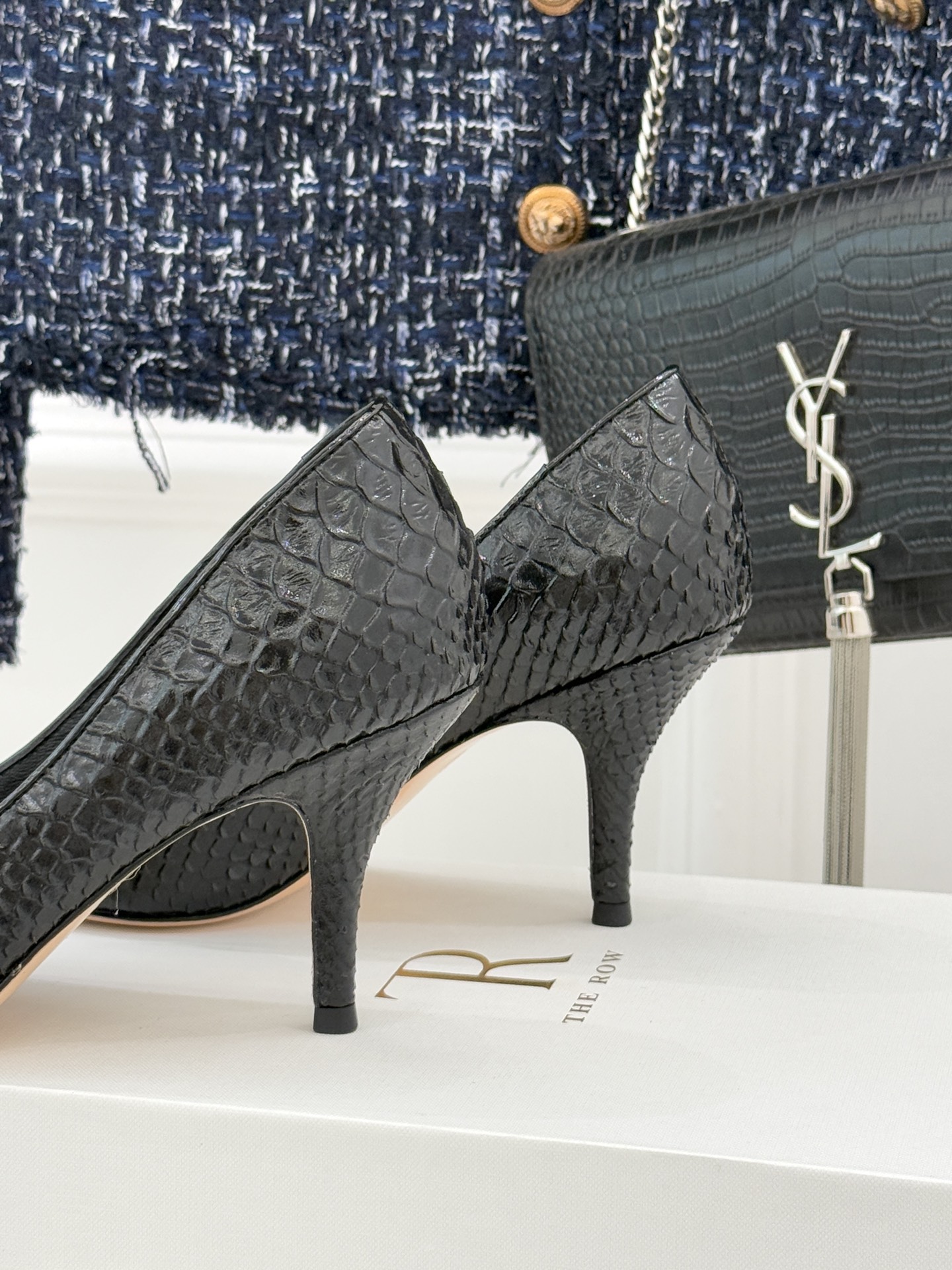 The Row25WF新品蛇皮纹猫跟高跟鞋单鞋这款鞋以细腻纹路勾勒野性优雅低奢猫跟平衡气场与舒适单鞋设计