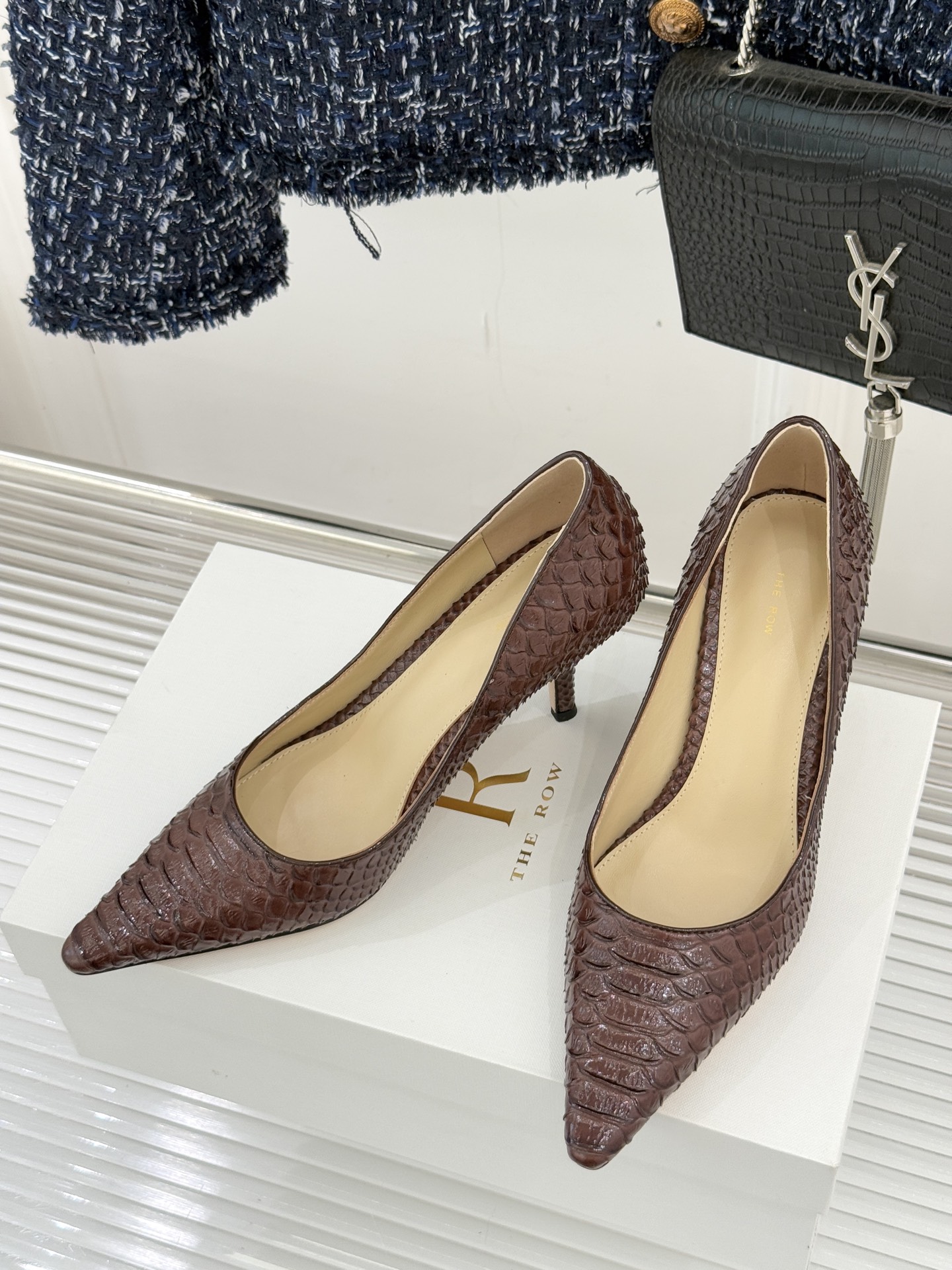 The Row25WF新品蛇皮纹猫跟高跟鞋单鞋这款鞋以细腻纹路勾勒野性优雅低奢猫跟平衡气场与舒适单鞋设计