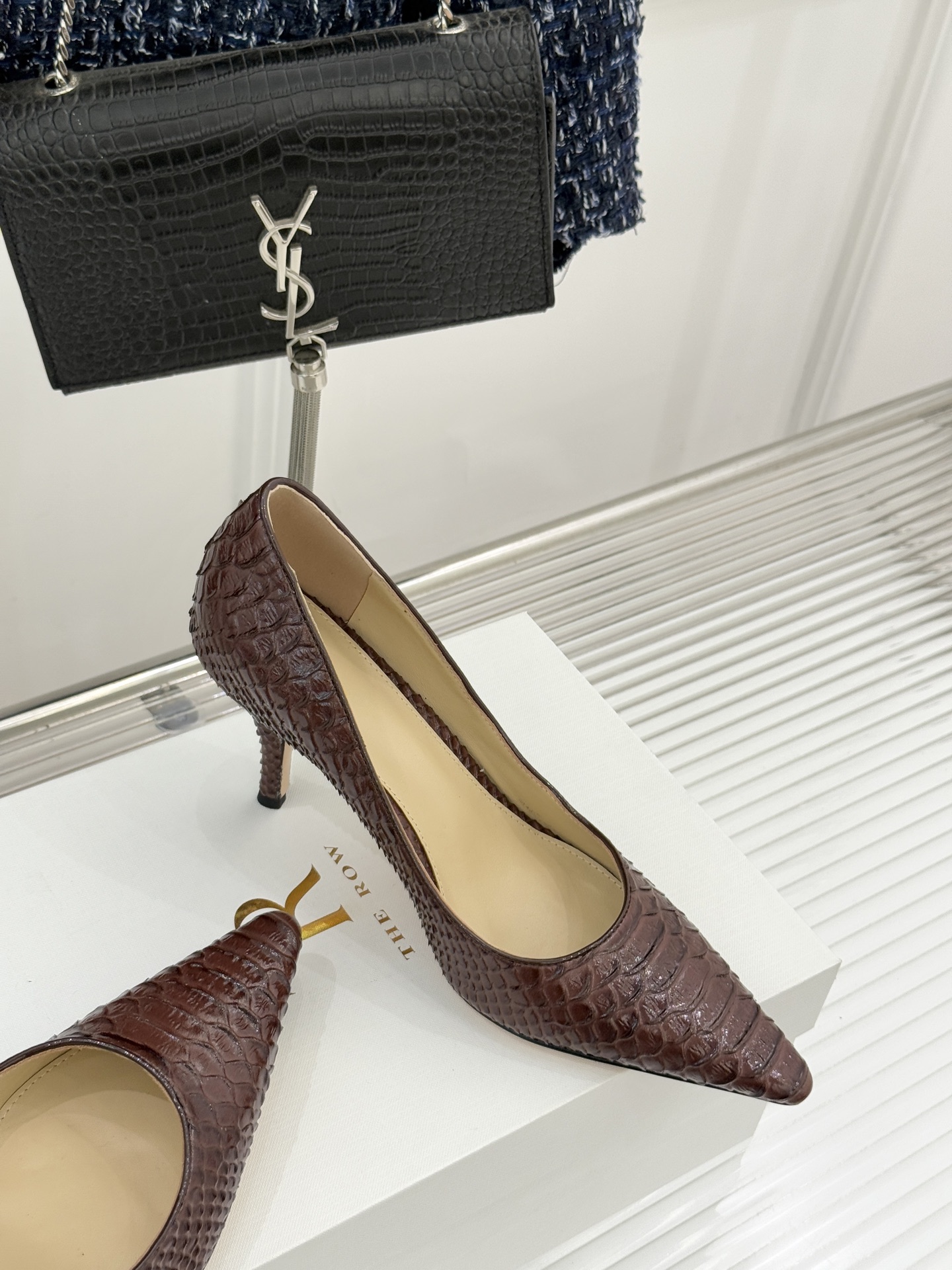 The Row25WF新品蛇皮纹猫跟高跟鞋单鞋这款鞋以细腻纹路勾勒野性优雅低奢猫跟平衡气场与舒适单鞋设计