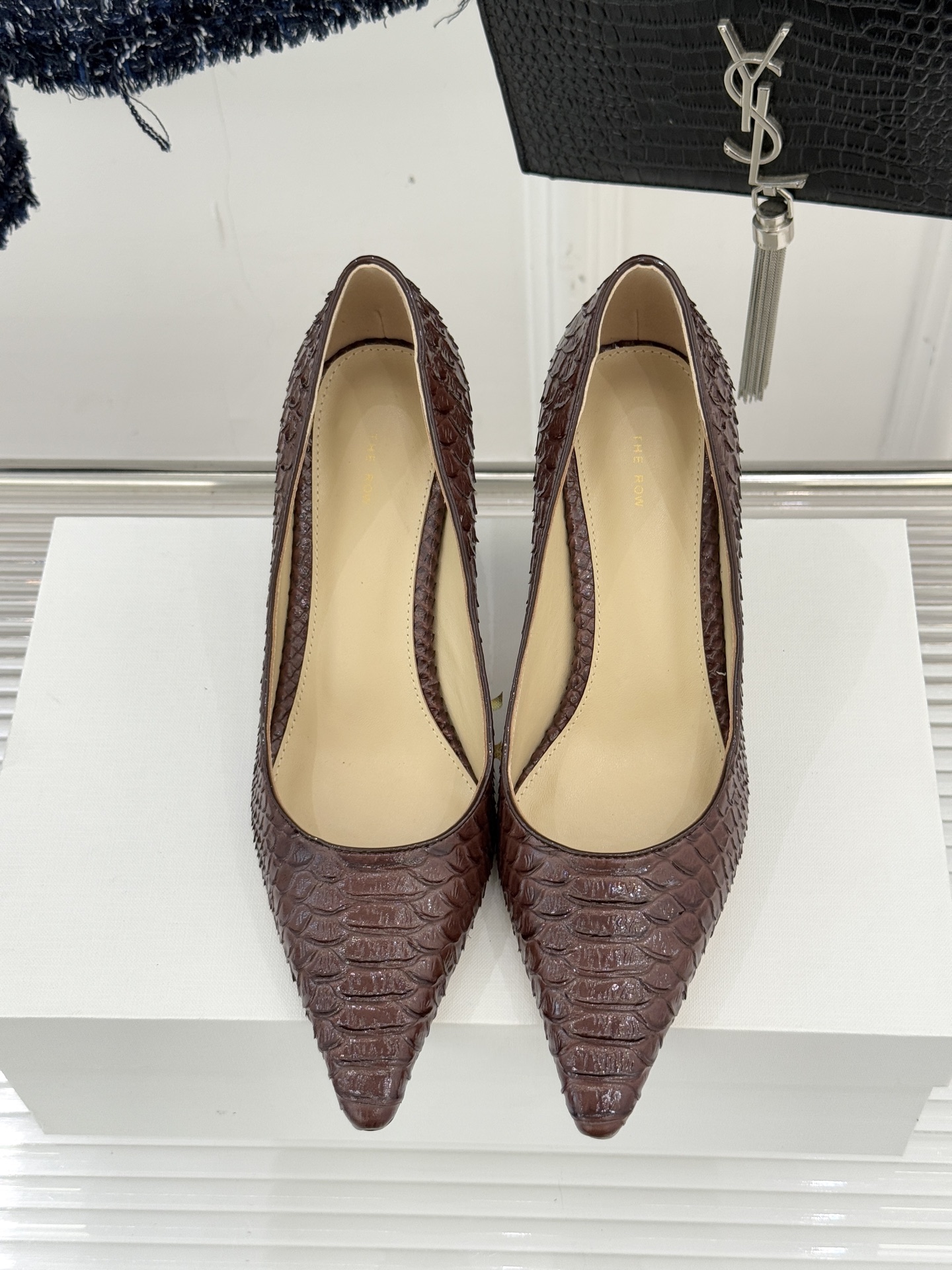 The Row25WF新品蛇皮纹猫跟高跟鞋单鞋这款鞋以细腻纹路勾勒野性优雅低奢猫跟平衡气场与舒适单鞋设计