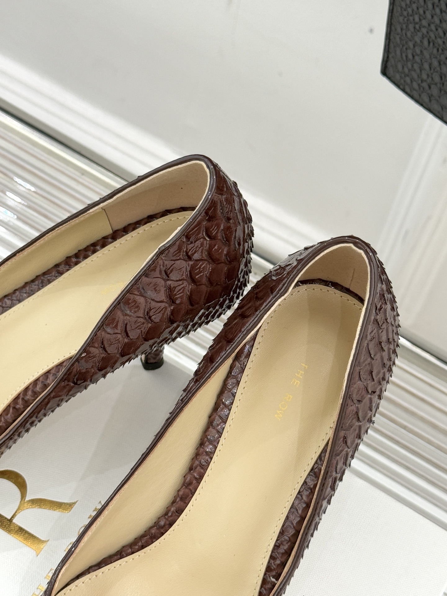 The Row25WF新品蛇皮纹猫跟高跟鞋单鞋这款鞋以细腻纹路勾勒野性优雅低奢猫跟平衡气场与舒适单鞋设计