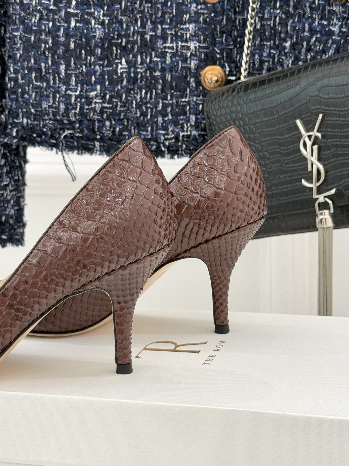 The Row25WF新品蛇皮纹猫跟高跟鞋单鞋这款鞋以细腻纹路勾勒野性优雅低奢猫跟平衡气场与舒适单鞋设计