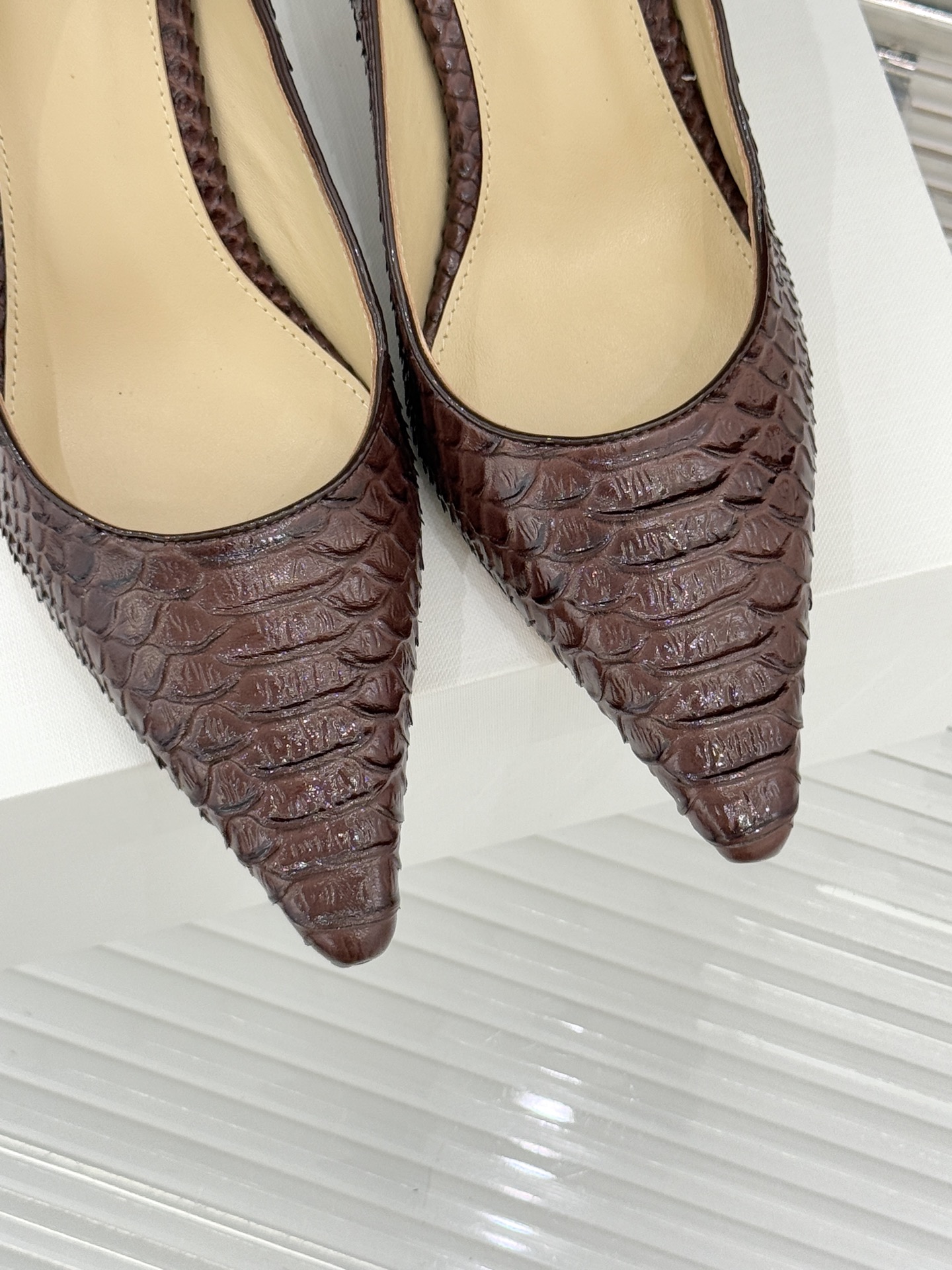 The Row25WF新品蛇皮纹猫跟高跟鞋单鞋这款鞋以细腻纹路勾勒野性优雅低奢猫跟平衡气场与舒适单鞋设计