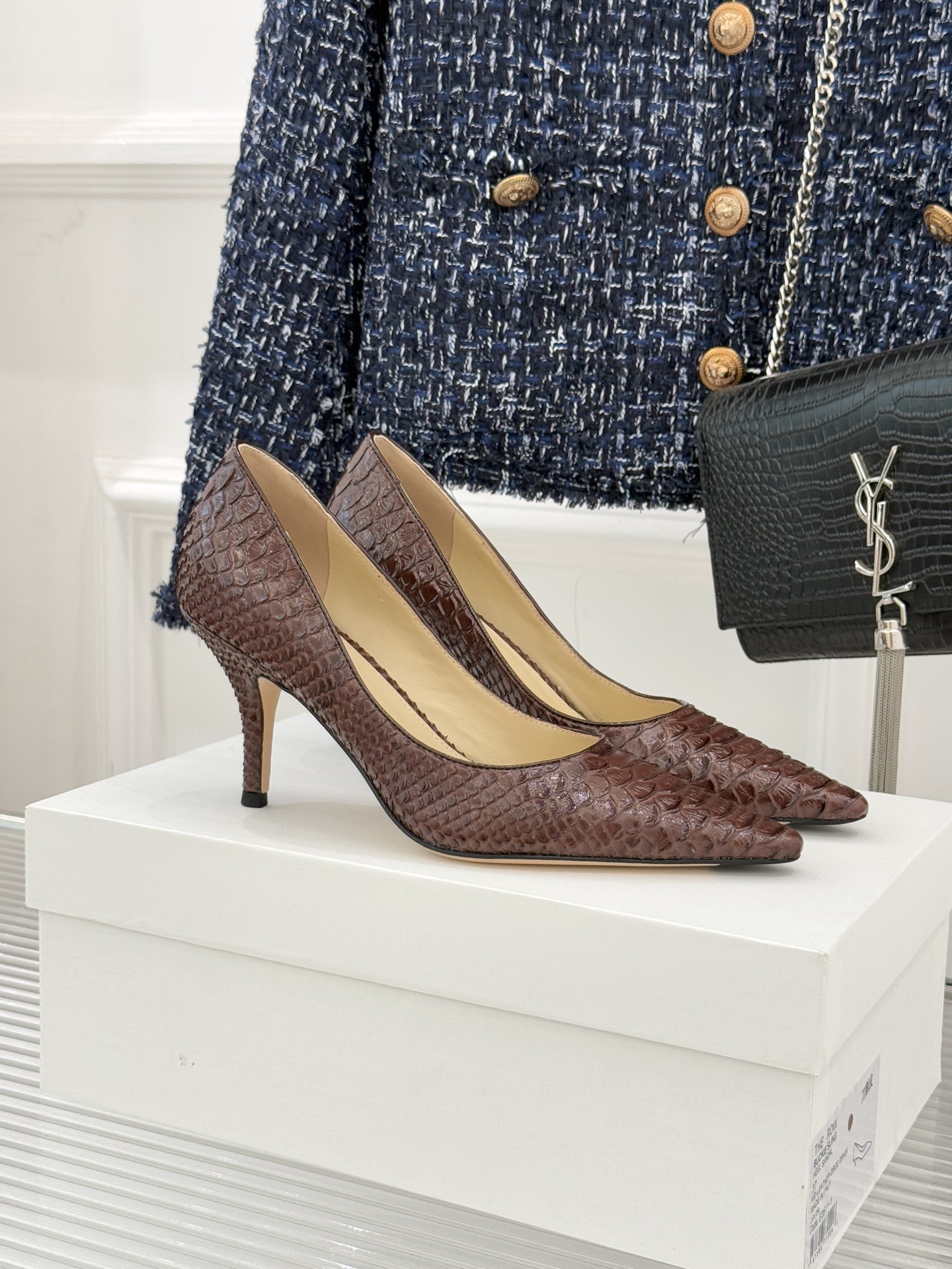 The Row25WF新品蛇皮纹猫跟高跟鞋单鞋这款鞋以细腻纹路勾勒野性优雅低奢猫跟平衡气场与舒适单鞋设计