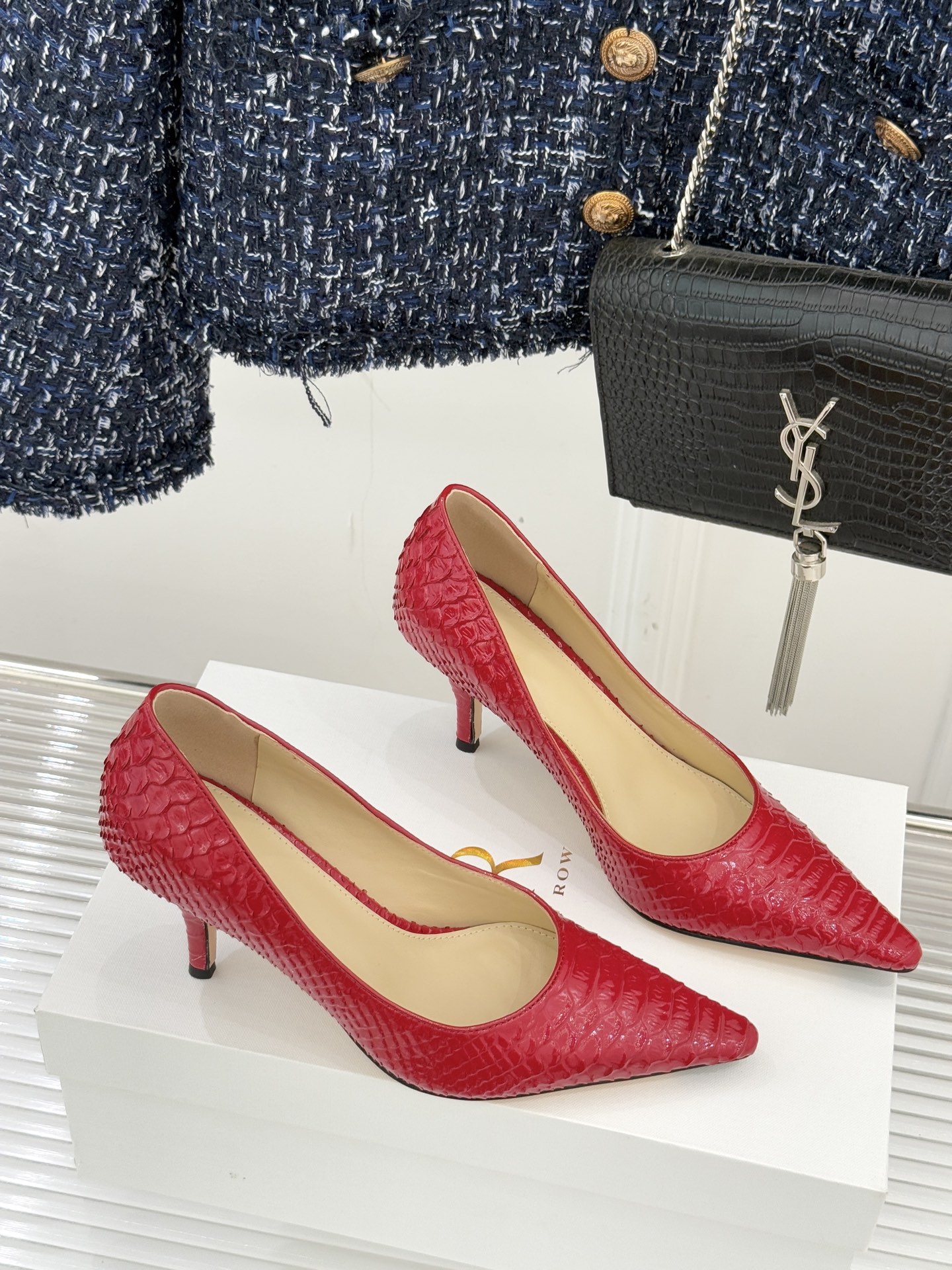 The Row25WF新品蛇皮纹猫跟高跟鞋单鞋这款鞋以细腻纹路勾勒野性优雅低奢猫跟平衡气场与舒适单鞋设计