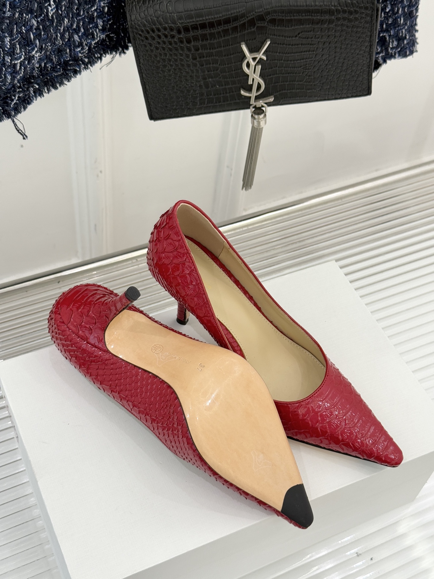 The Row25WF新品蛇皮纹猫跟高跟鞋单鞋这款鞋以细腻纹路勾勒野性优雅低奢猫跟平衡气场与舒适单鞋设计